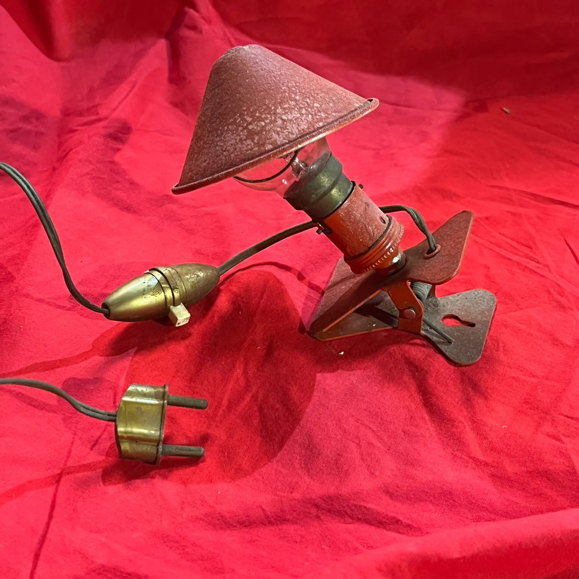 Petite lampe pince rouge – vintage