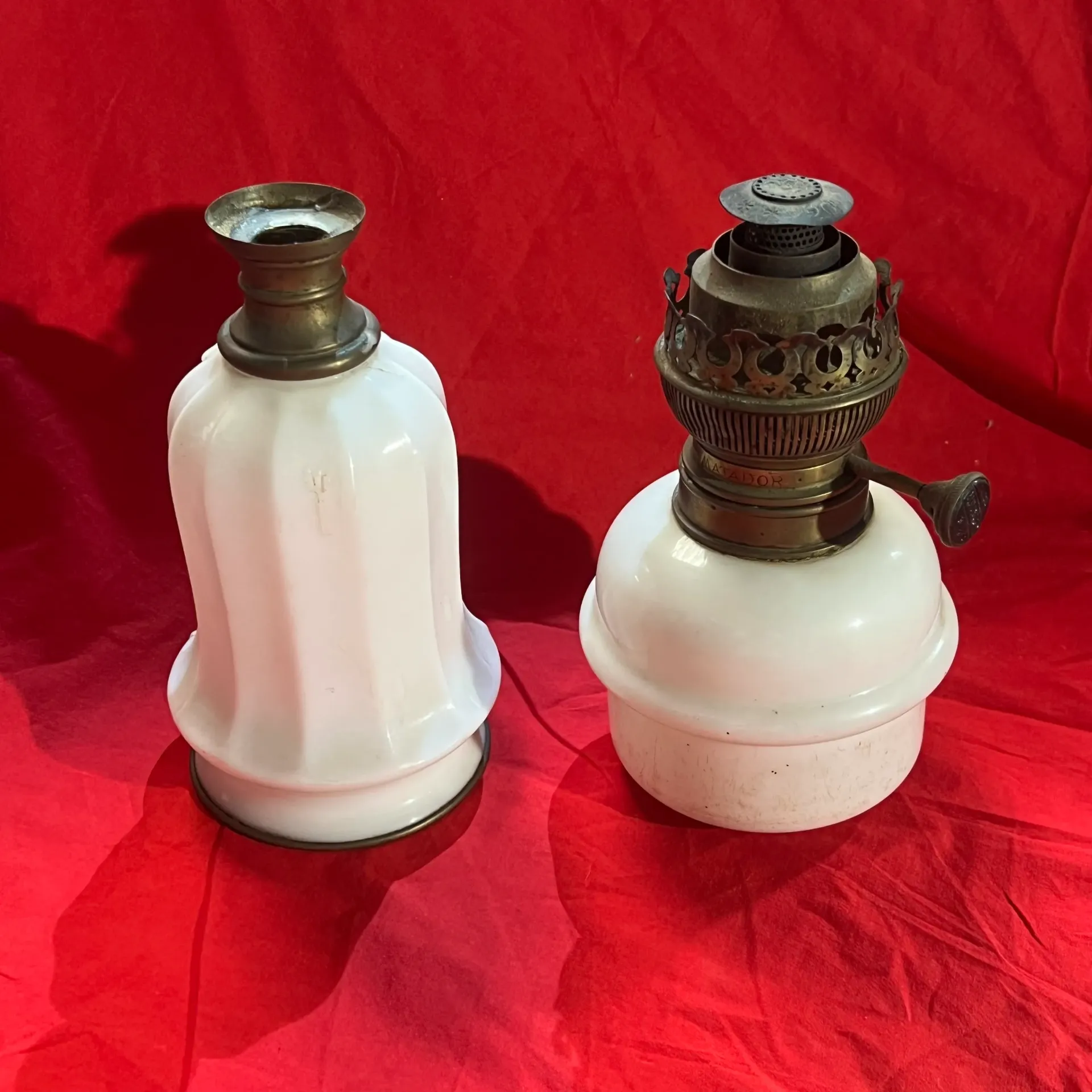 Lot de 2 pieds de lampe à pétrole en opaline