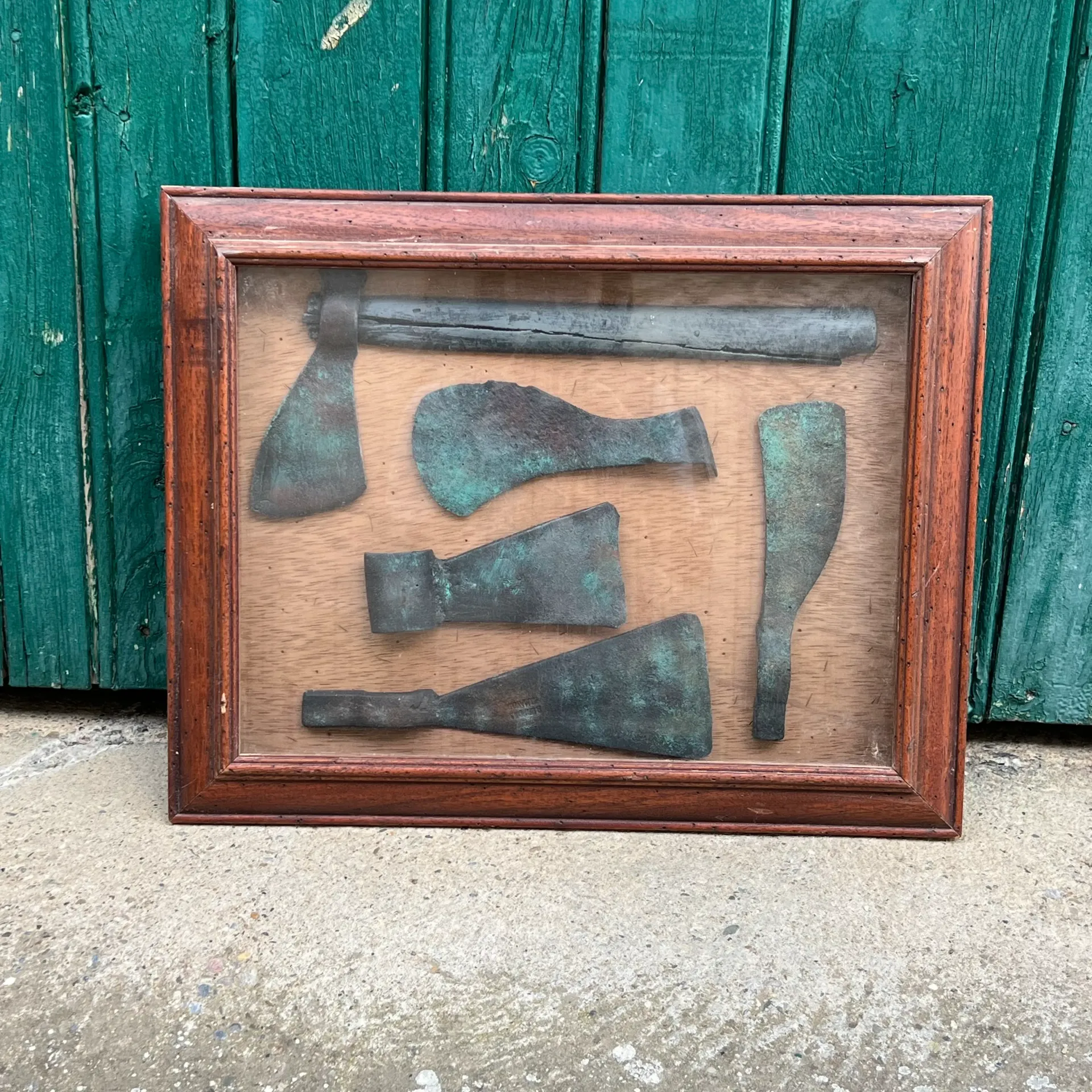 Cadre reproduction vitrine avec hachettes anciennes – déco murale vintage