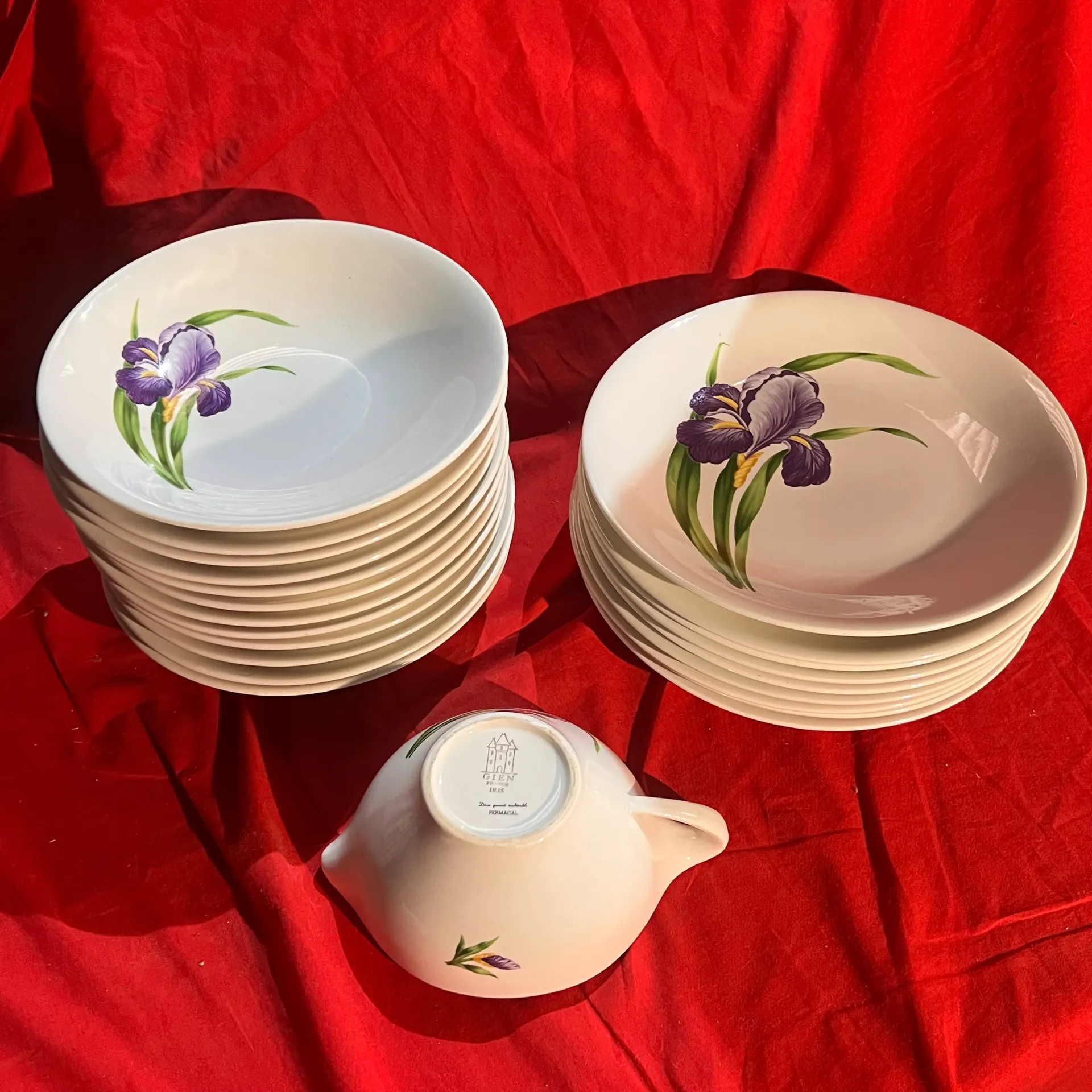 Service de table Gien modèle Iris – faïence Permacal – assiettes + saucier