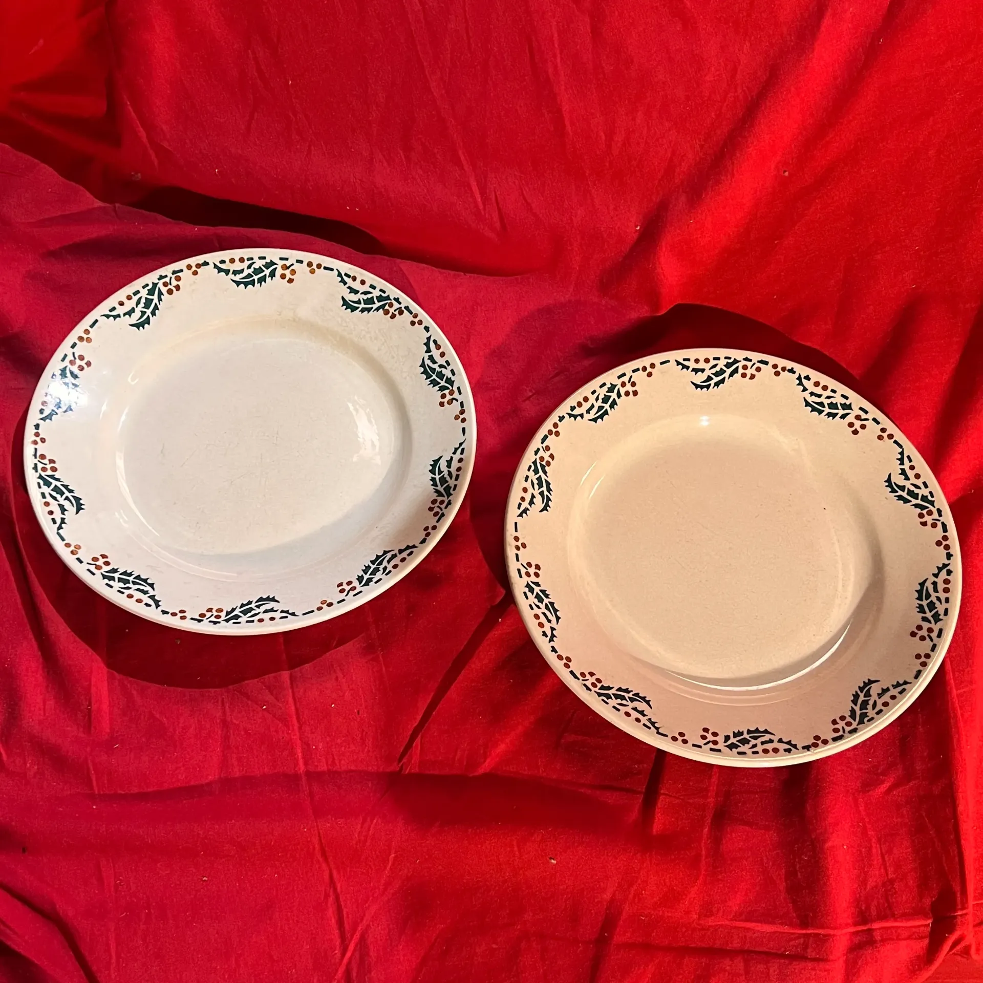 Paire d’assiettes Lunéville K&G – décor houx