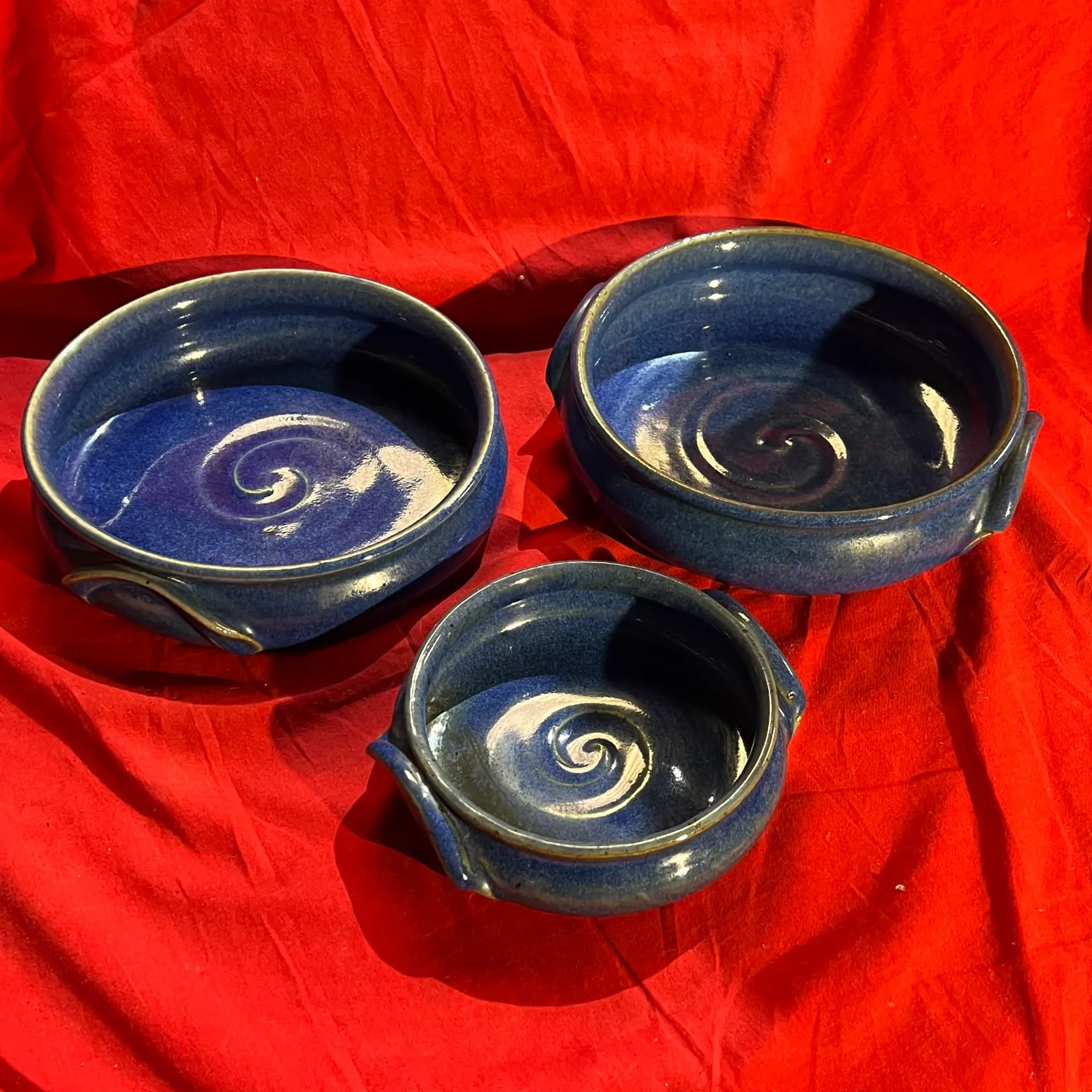 Lot de 3 plats en céramique bleue – anses latérales