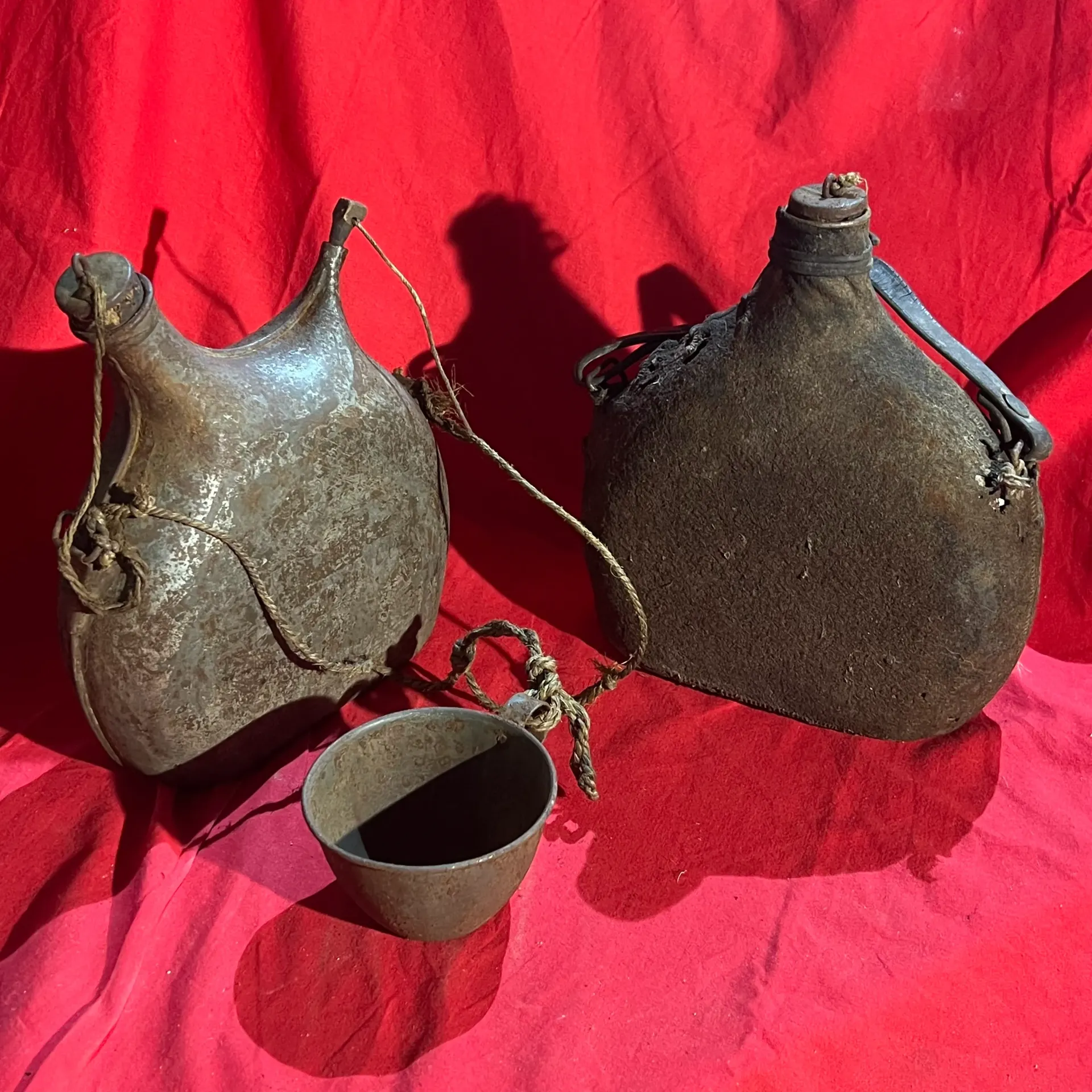 Lot de 2 gourdes militaires anciennes avec gobelet (quart)