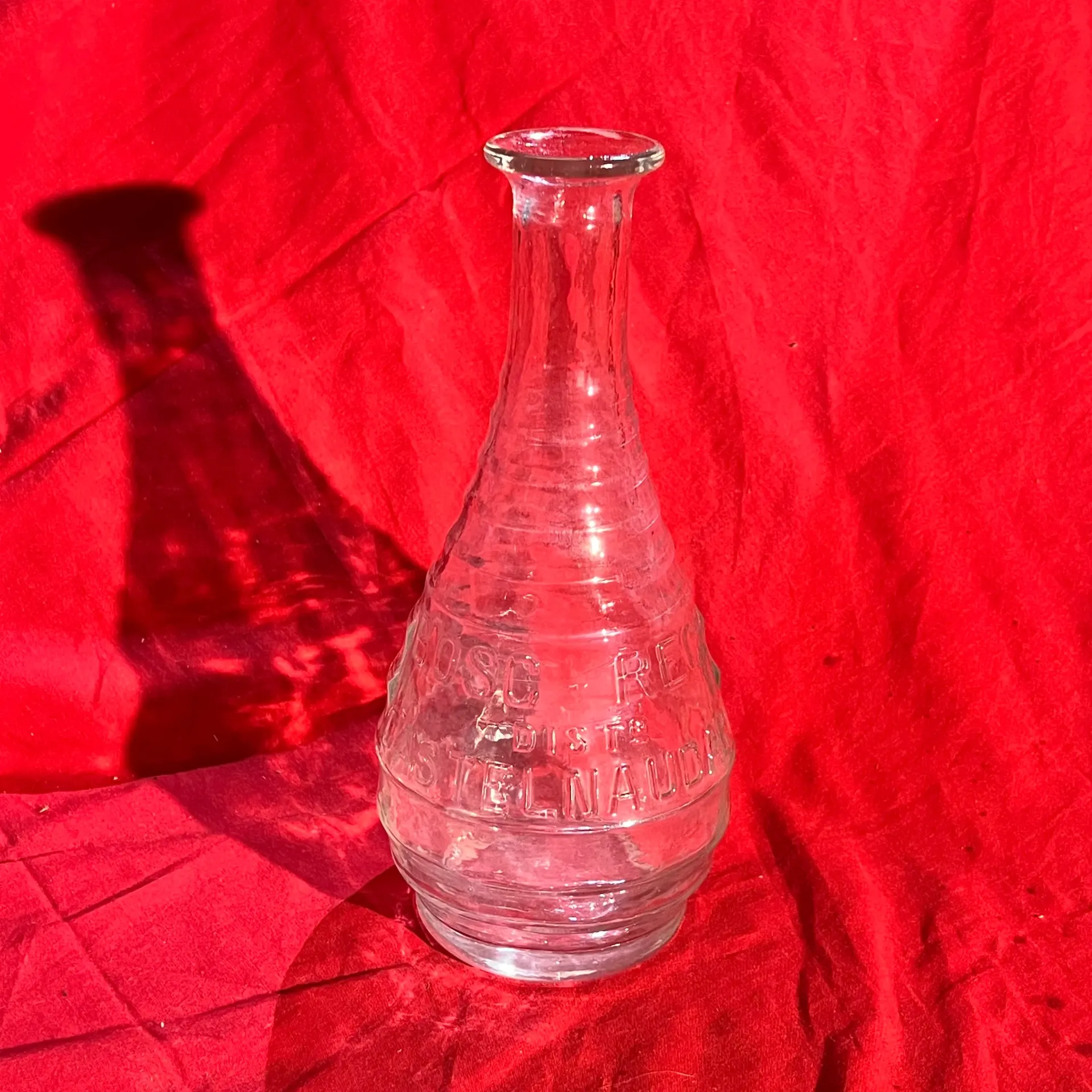 Jolie carafe en verre transparent signée Bosc-Rech
