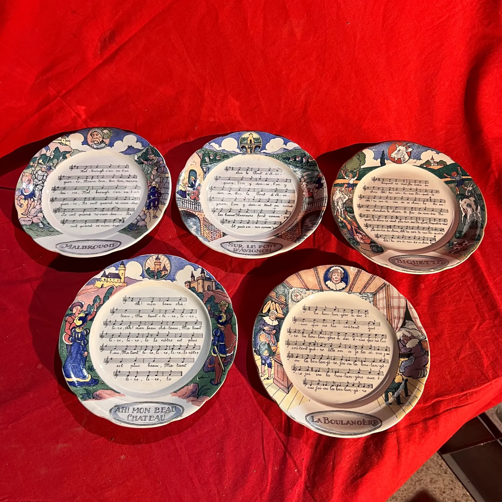 Lot de 5 assiettes “Chansons et Rondes de France”