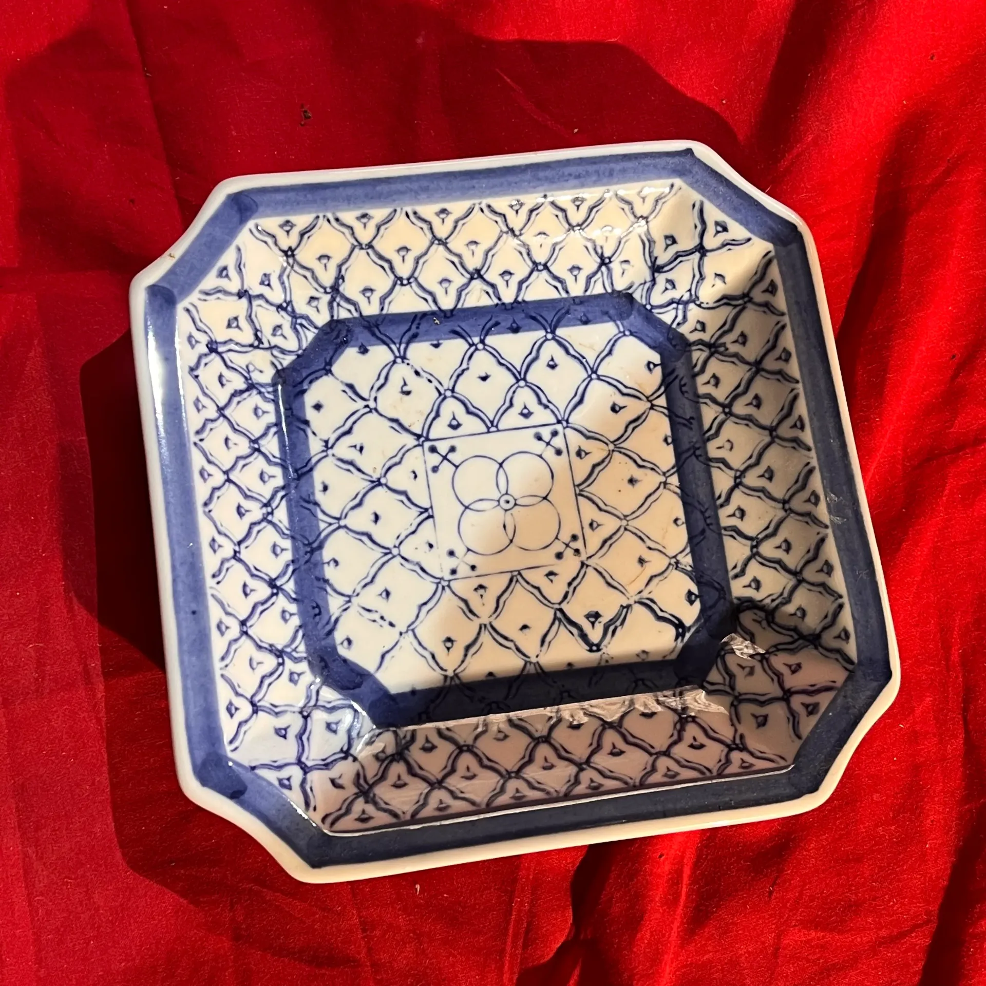 Petit plat carré à motifs bleus