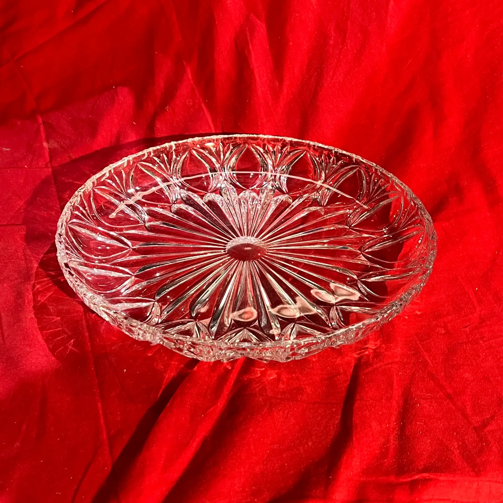 Grand plat en verre à motif