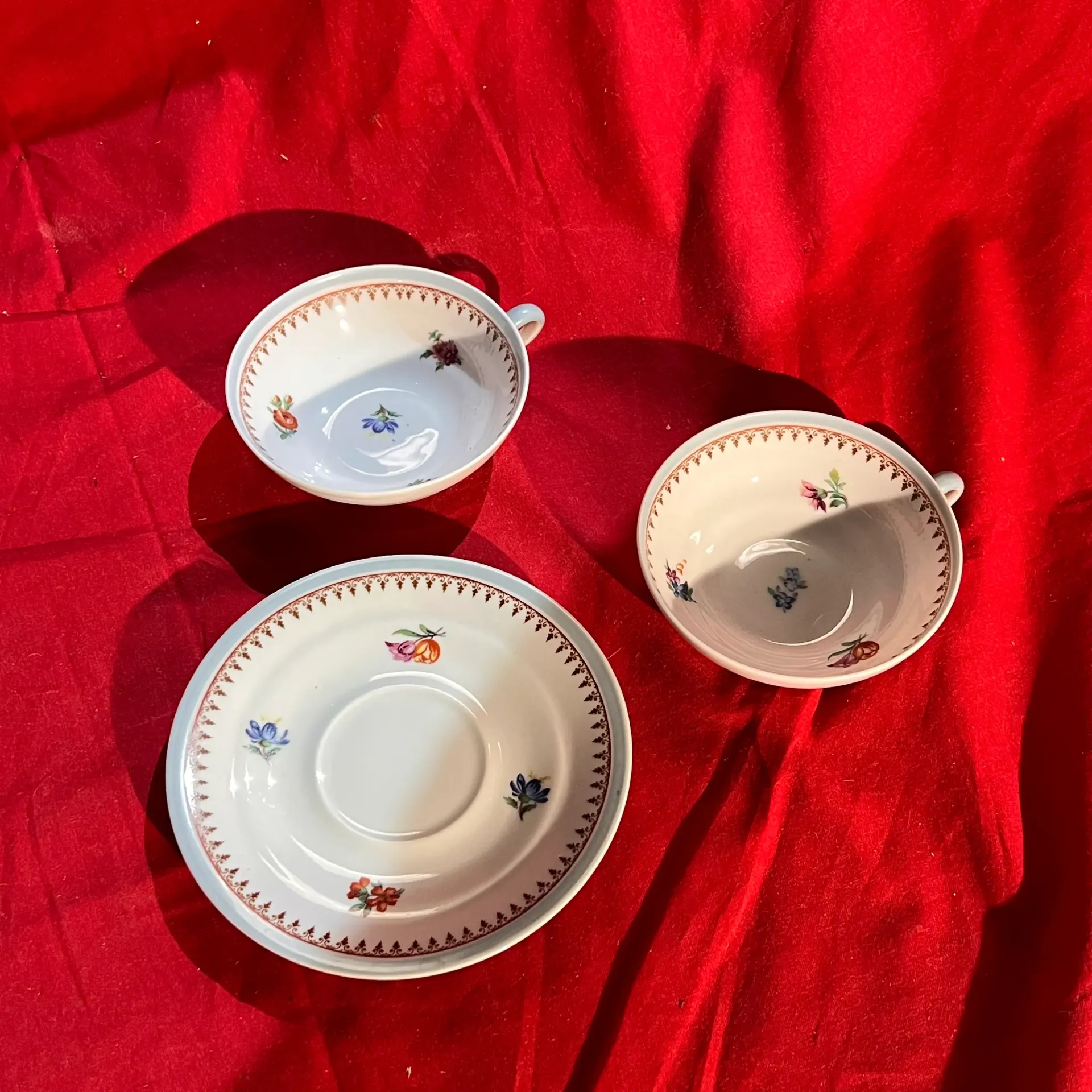 Ensemble 2 tasses et une assiette Limoges (A. Giraud)