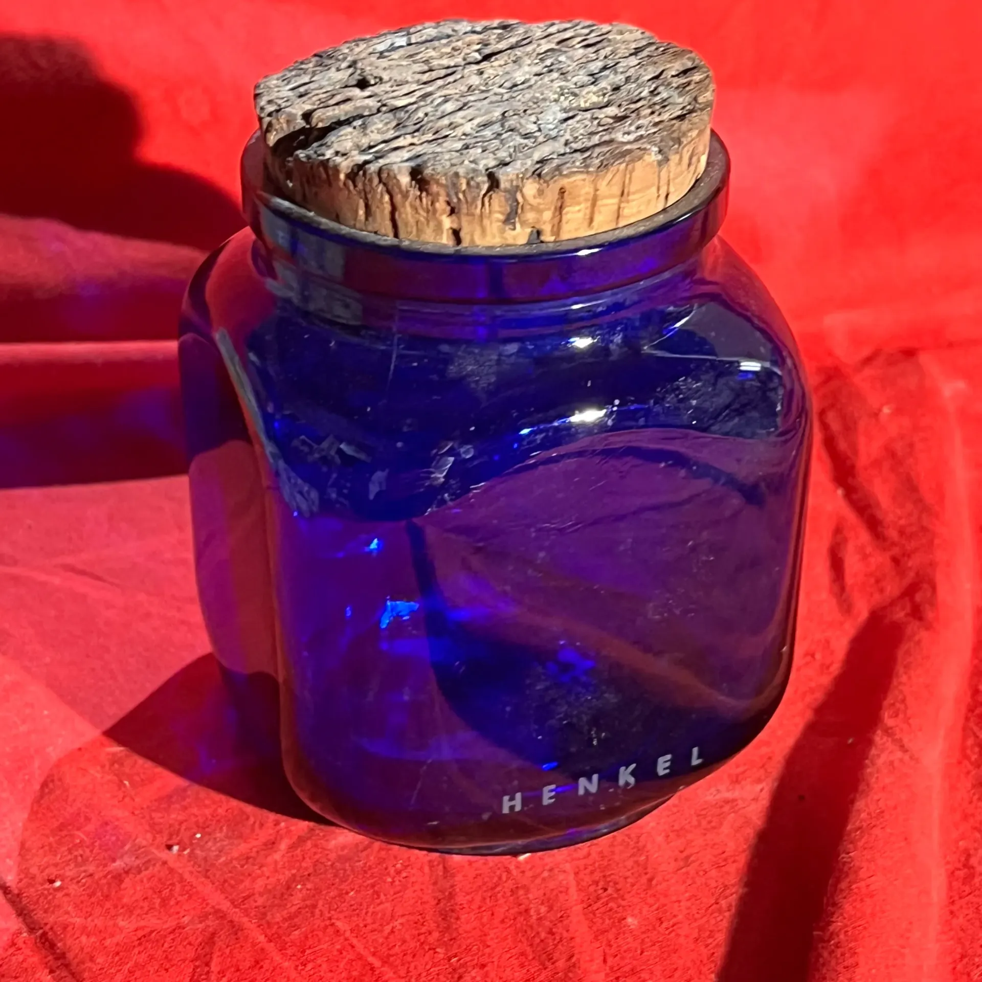 Petit bocal bleu avec bouchon Henkel