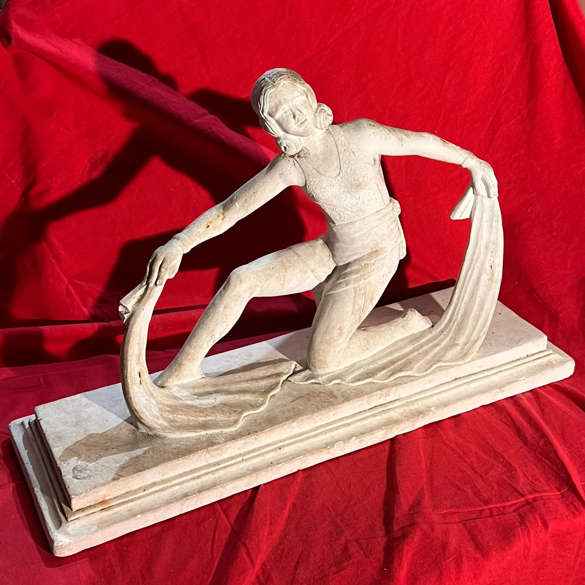 Sculpture femme drapée signée Toginelle