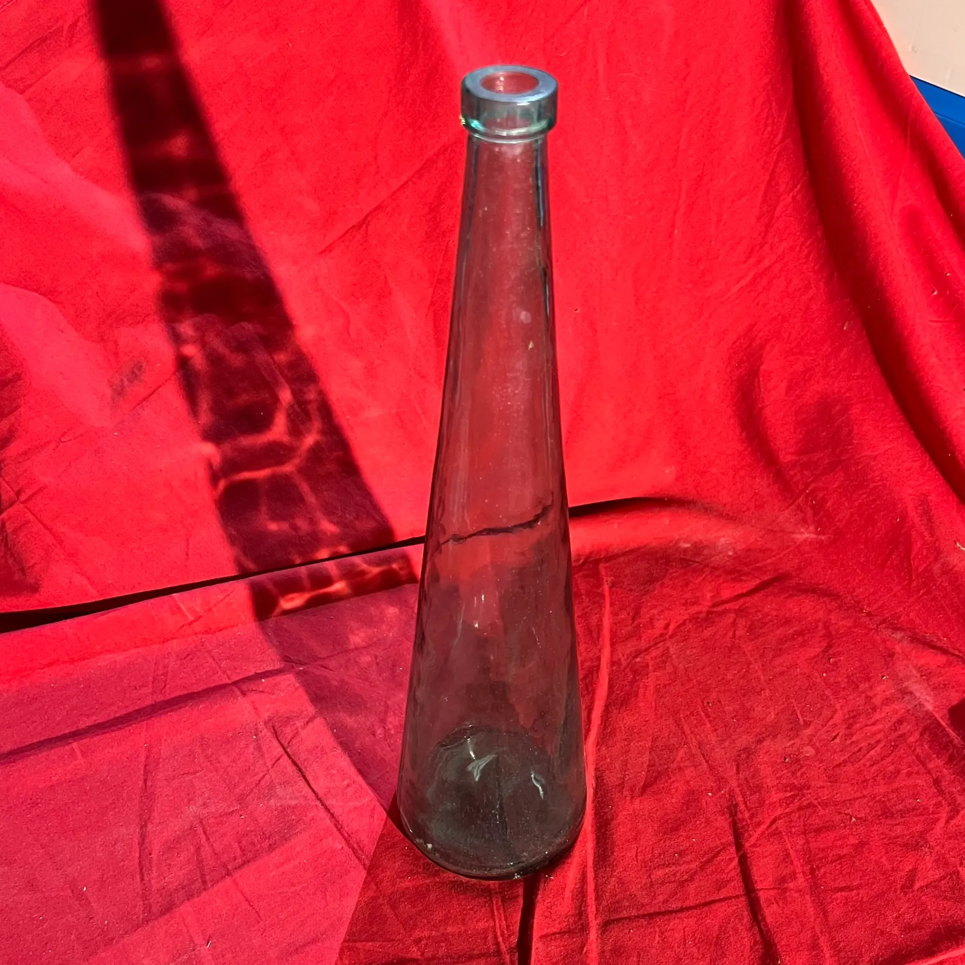 Grande carafe en verre bleuté
