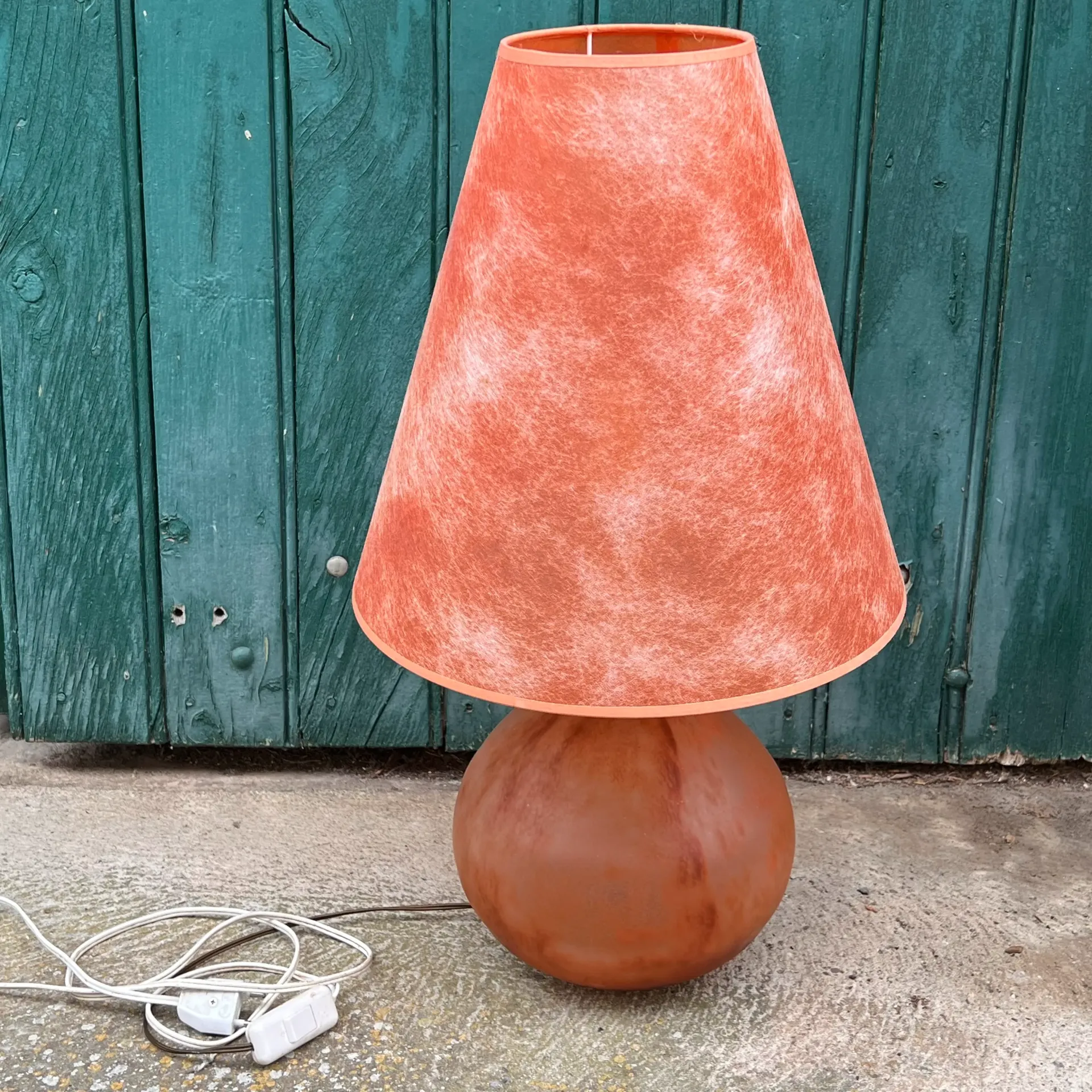 Grande lampe de table orange, pied en verre