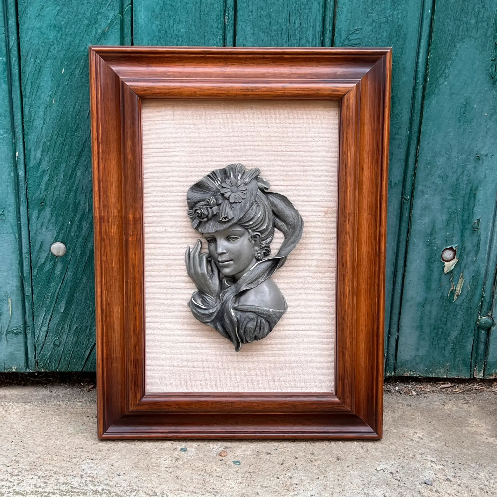 Cadre en bois relief femme etain