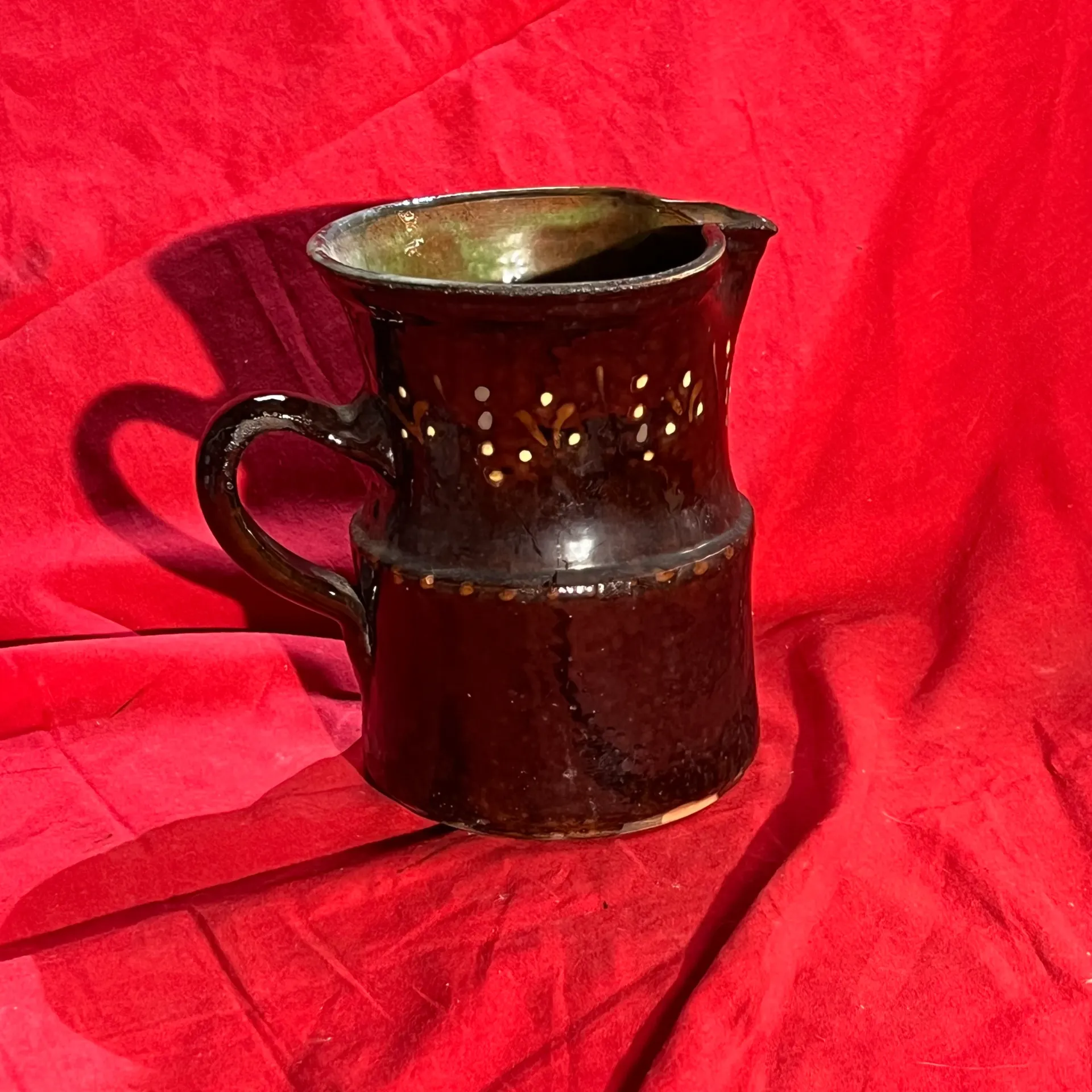 Carafe marron à motifs
