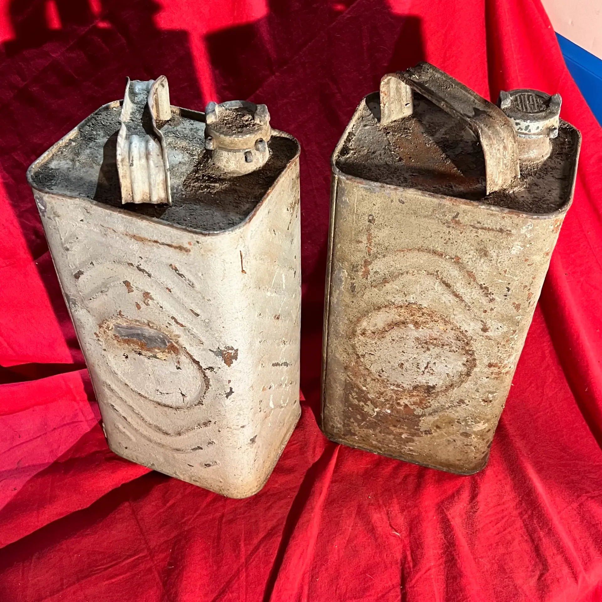 Lot de deux bidons BP anciens