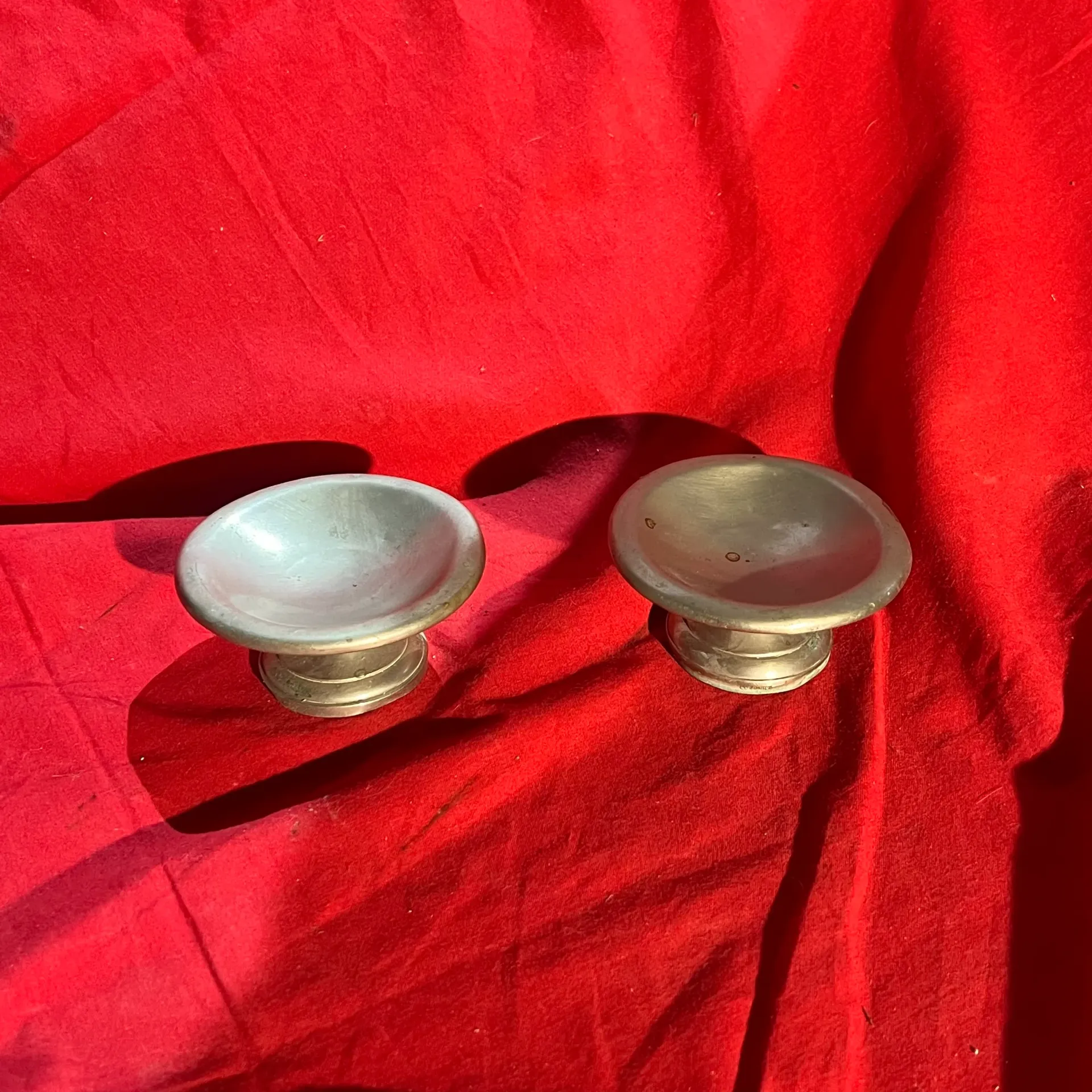 Lot de 2 petites coupelles / bougeoir en métal