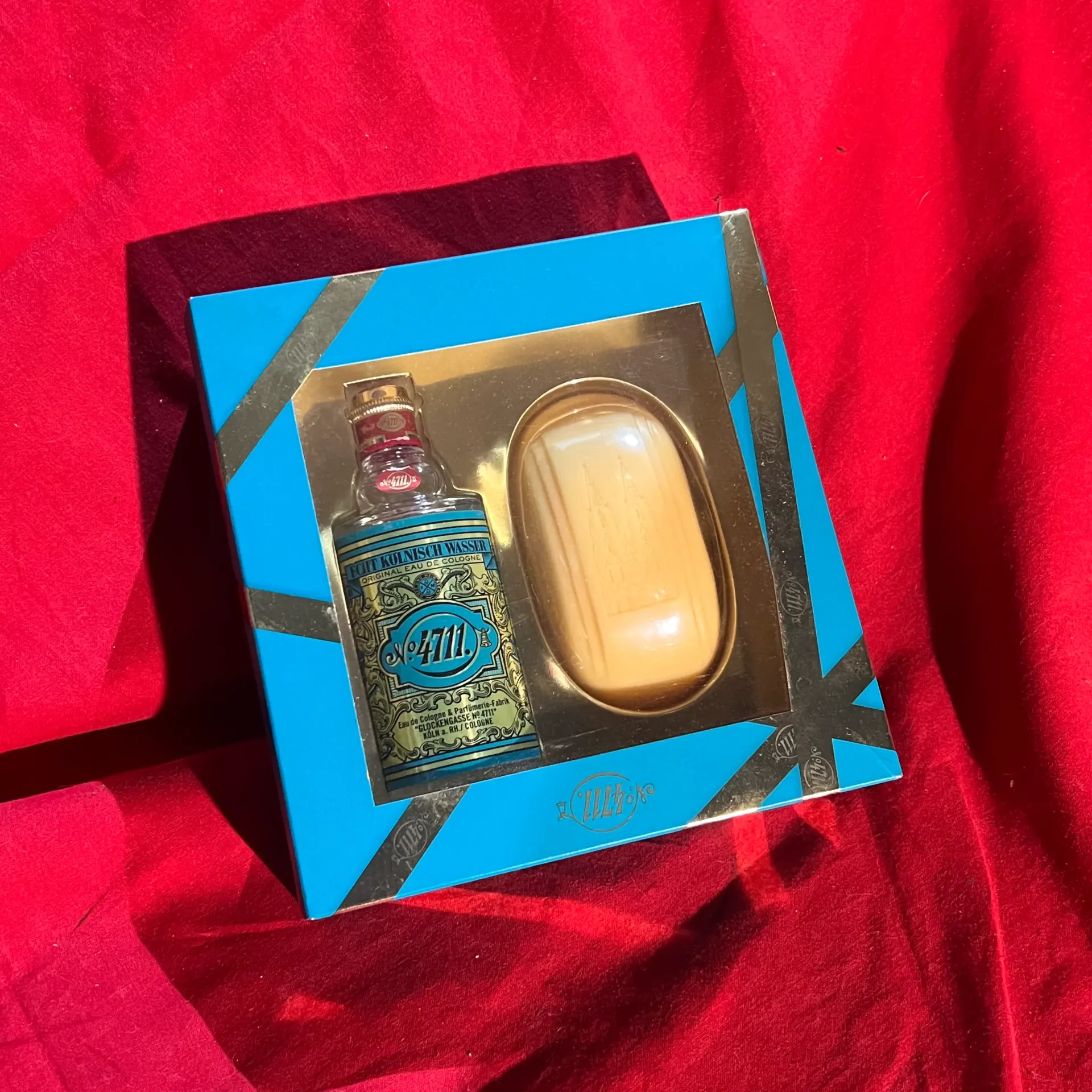 Eau de cologne et savon dans sa boite