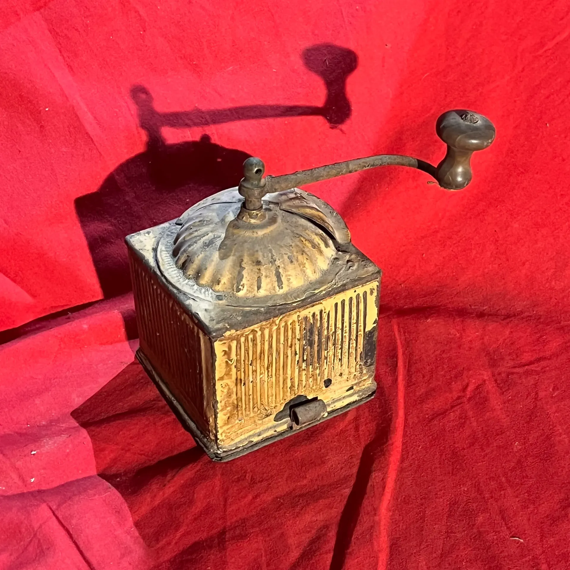 Moulin à café métalique jaune