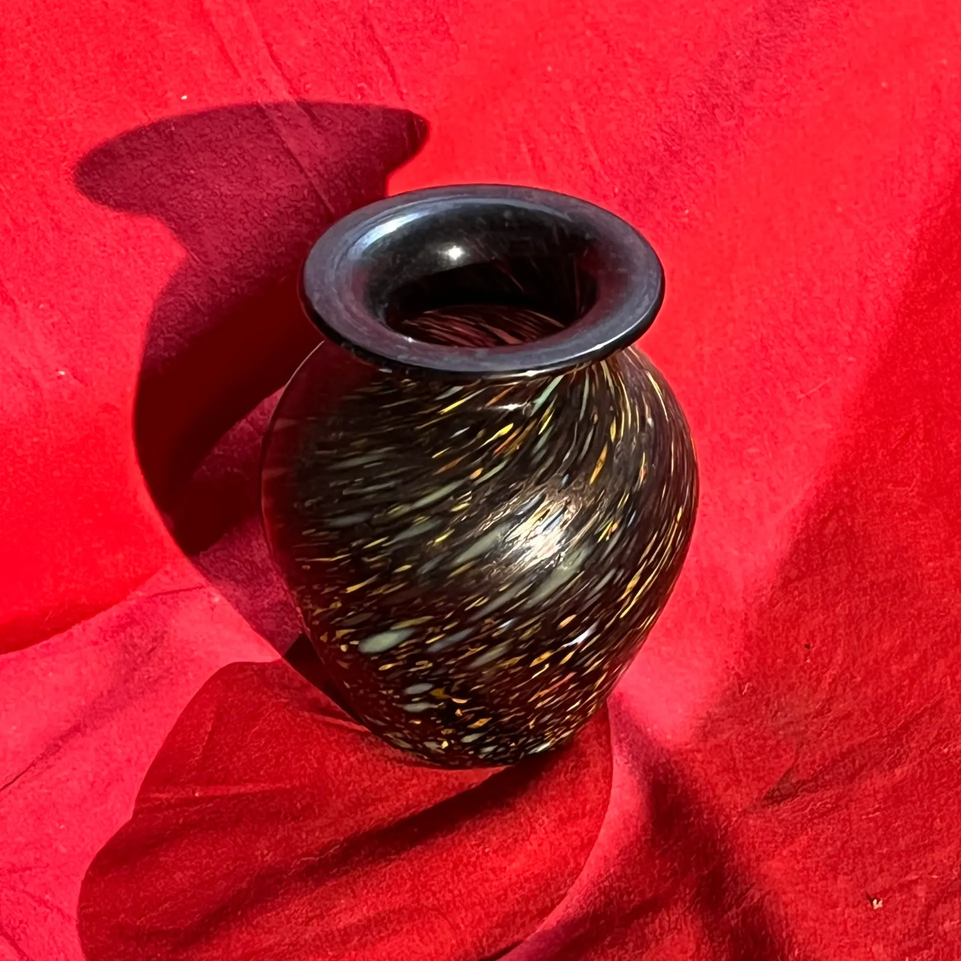 Mini vase noir à motifs