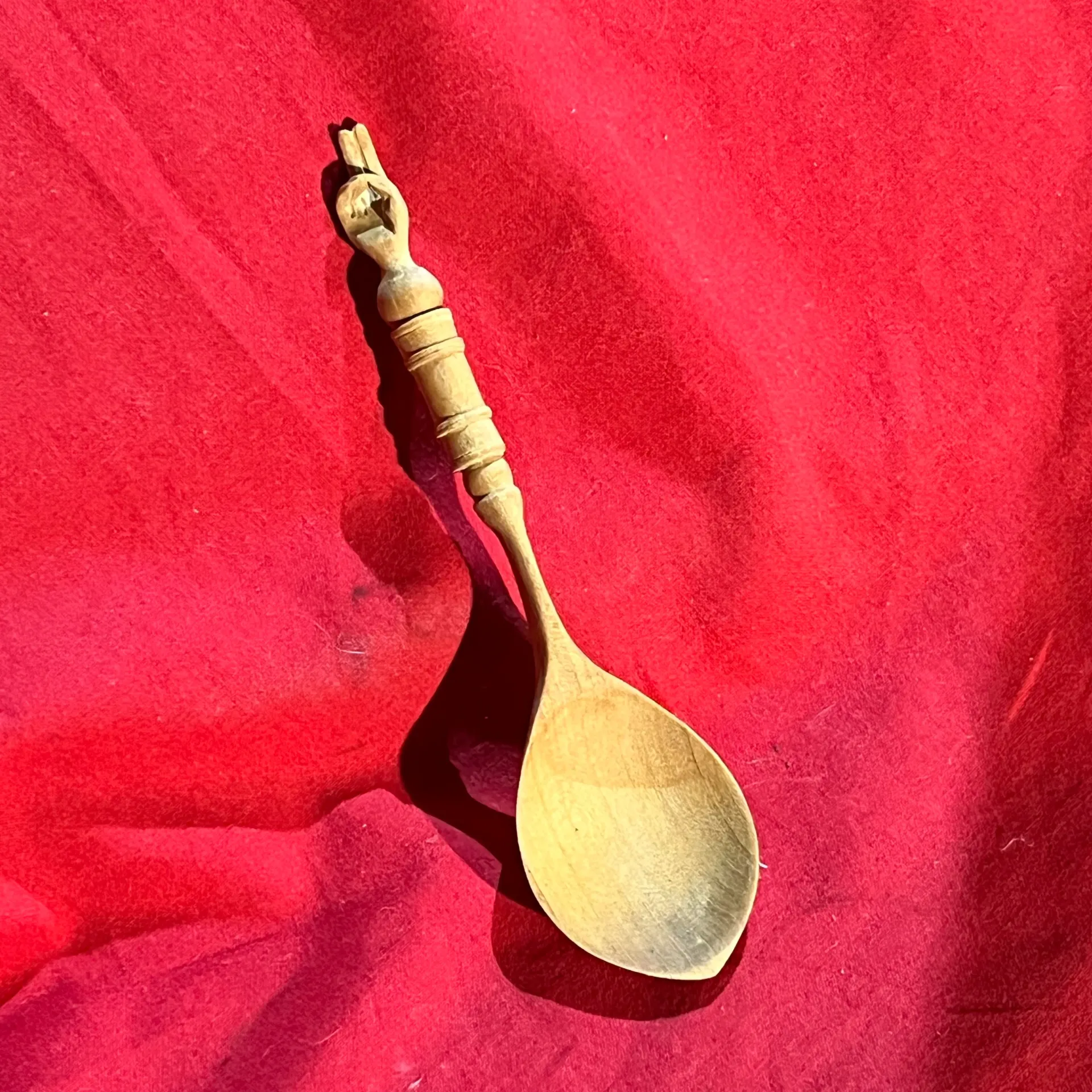 Petite cuillère en bois sculptée