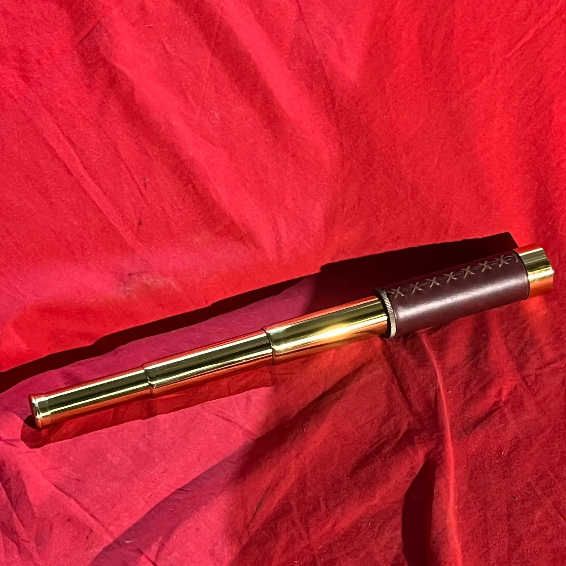 Longue-vue / Télescope en laiton et cuir