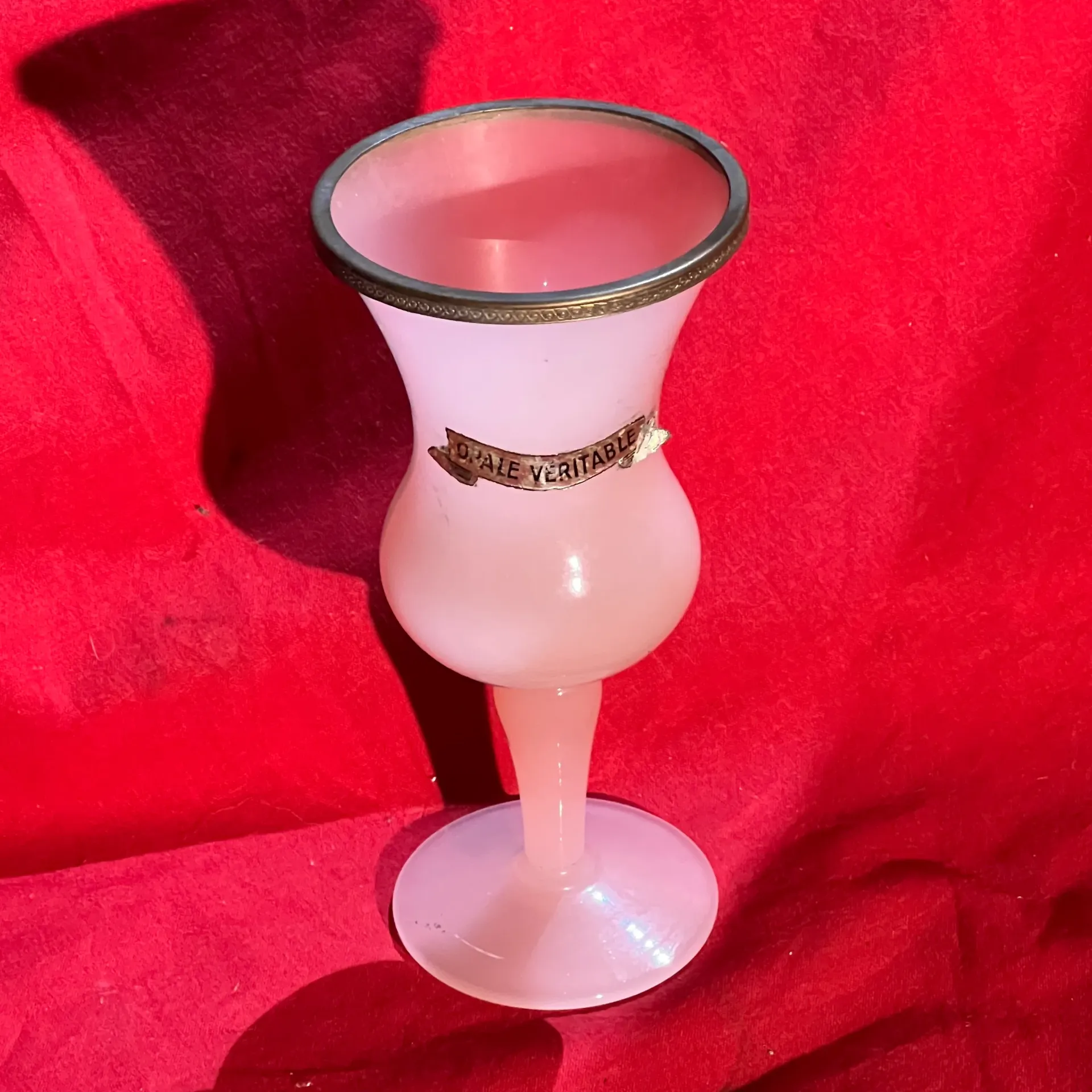Verre, coupe en opale véritable rose