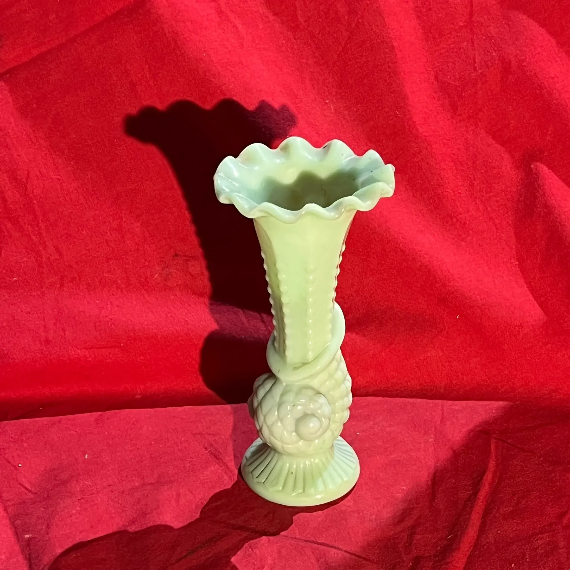 Petit vase vert clair à motifs