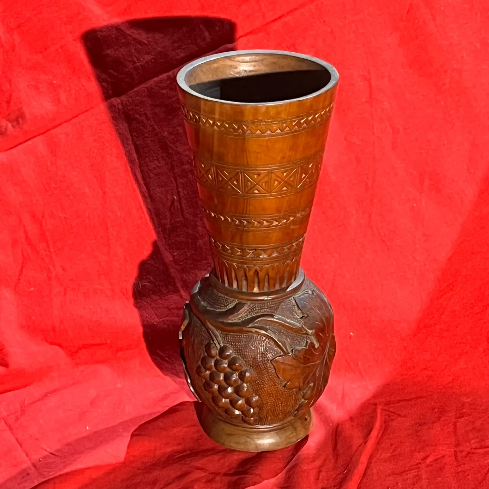 Grand vase en bois décor de vignes