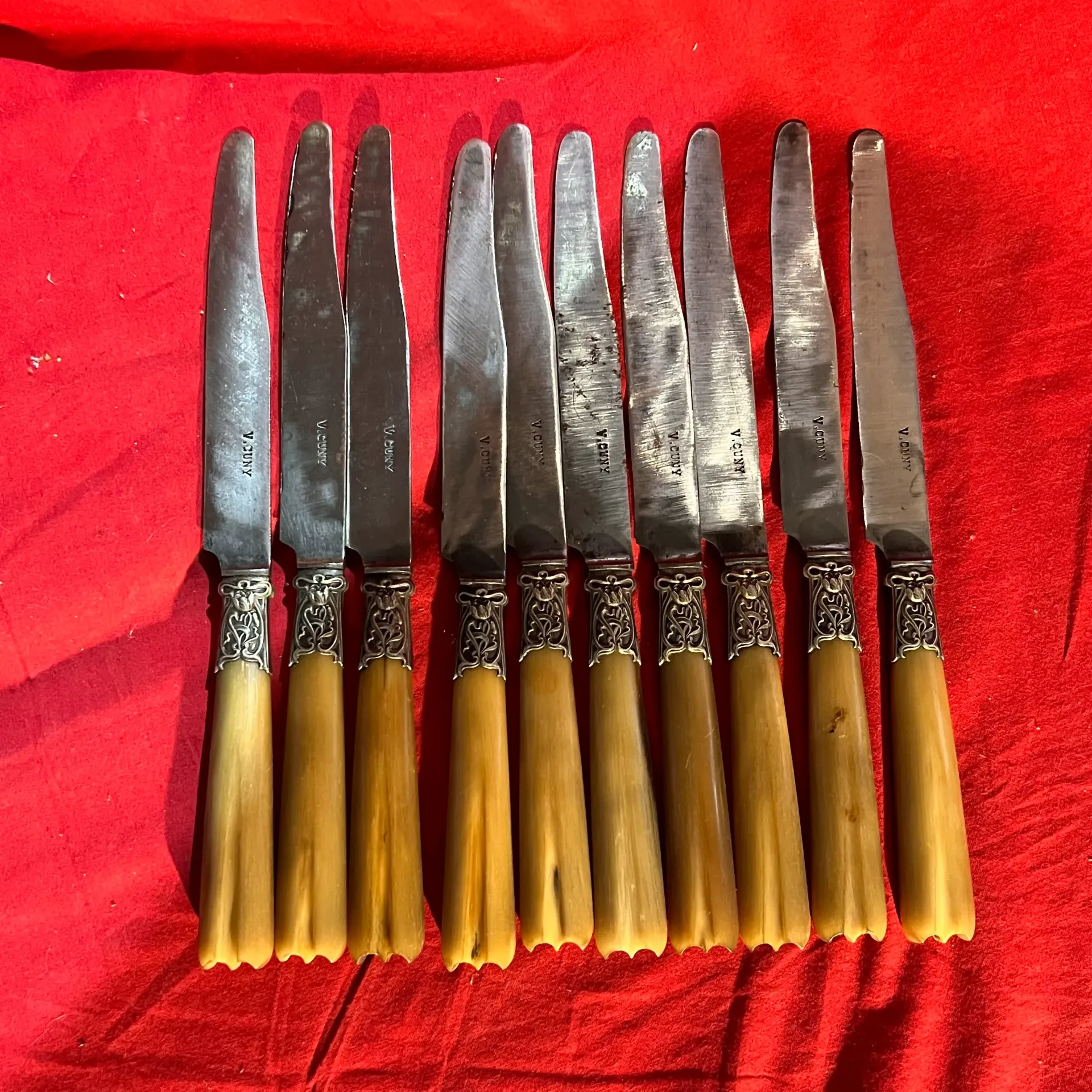 Lot de 10 beaux couteaux V. Cuny