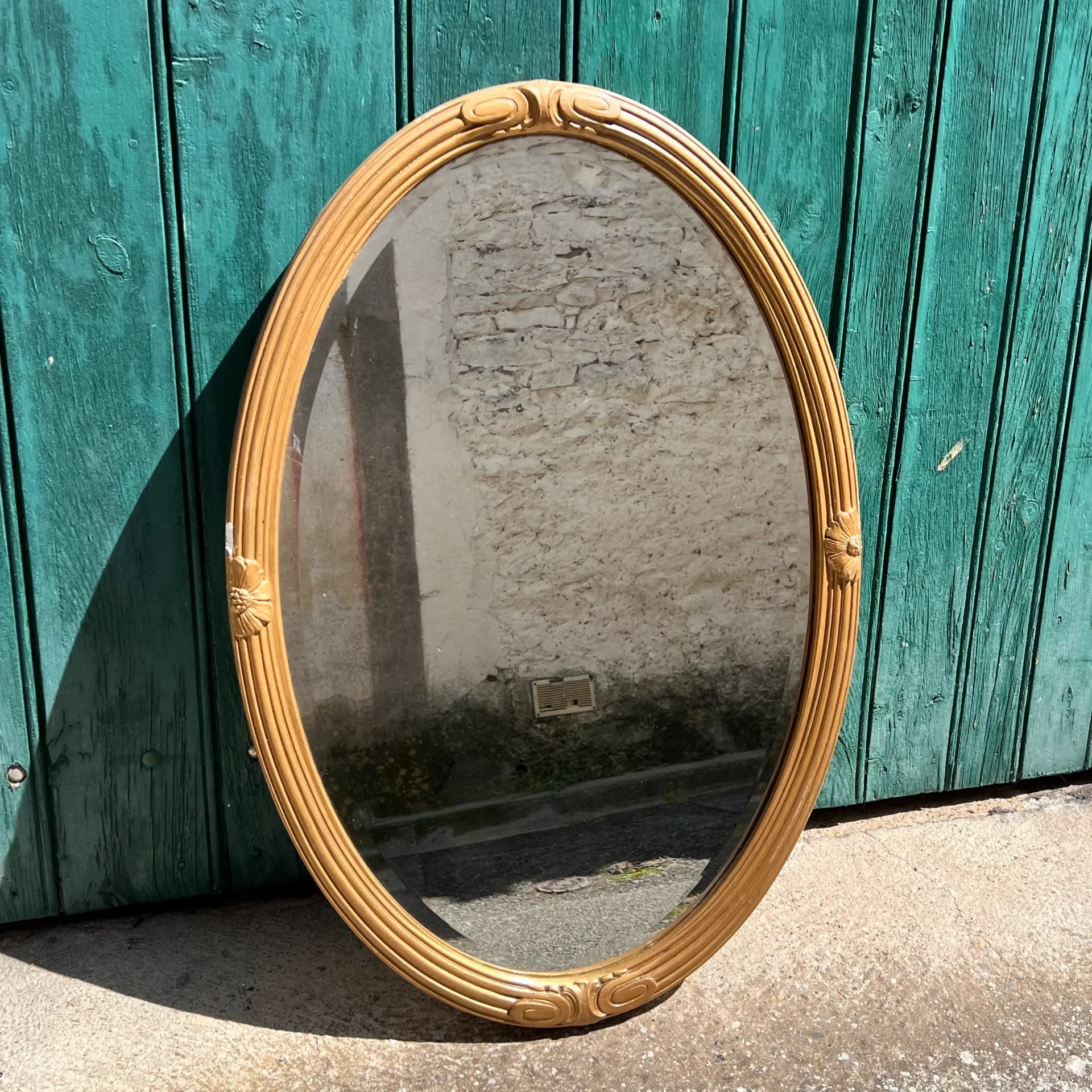 Grand miroir ovale doré