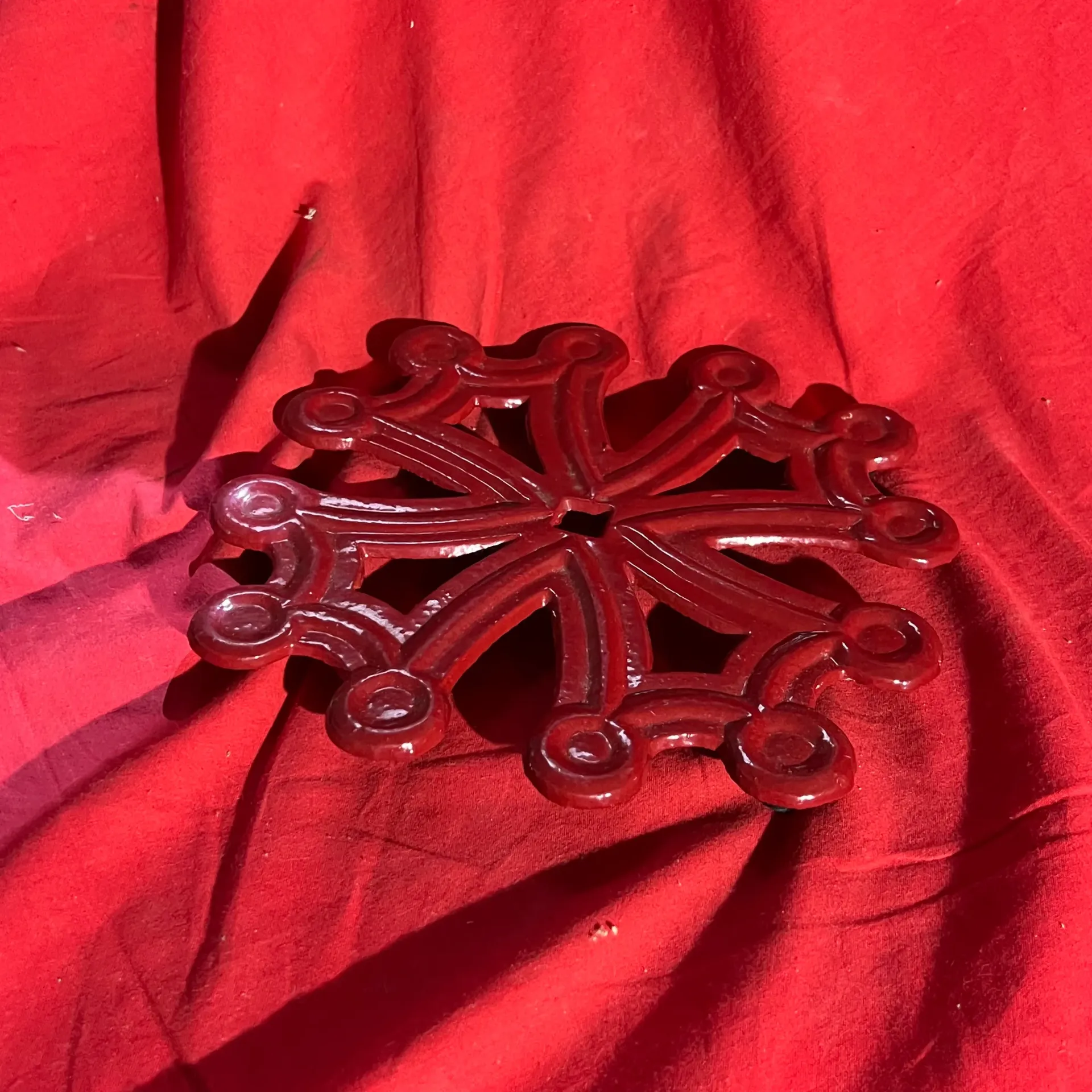 Dessous de plat croix occitane rouge