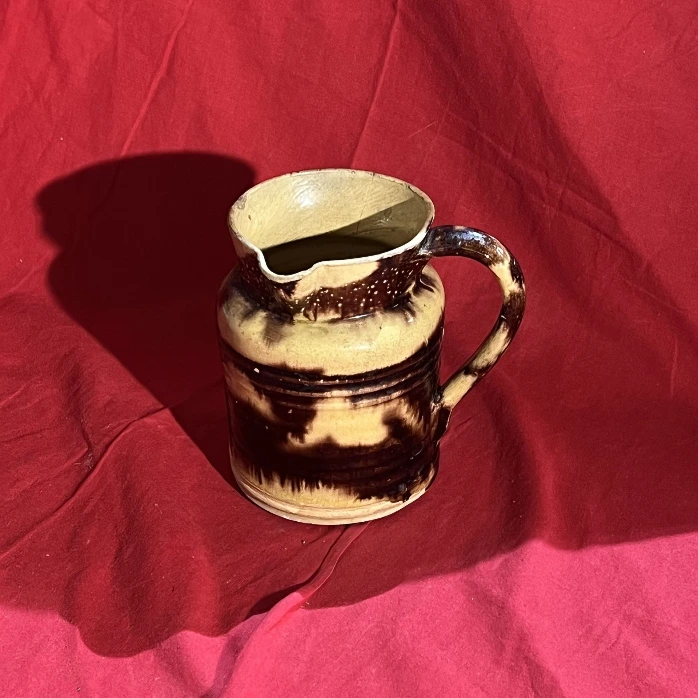 Petite cruche marbrée beige marron avec bec et anse