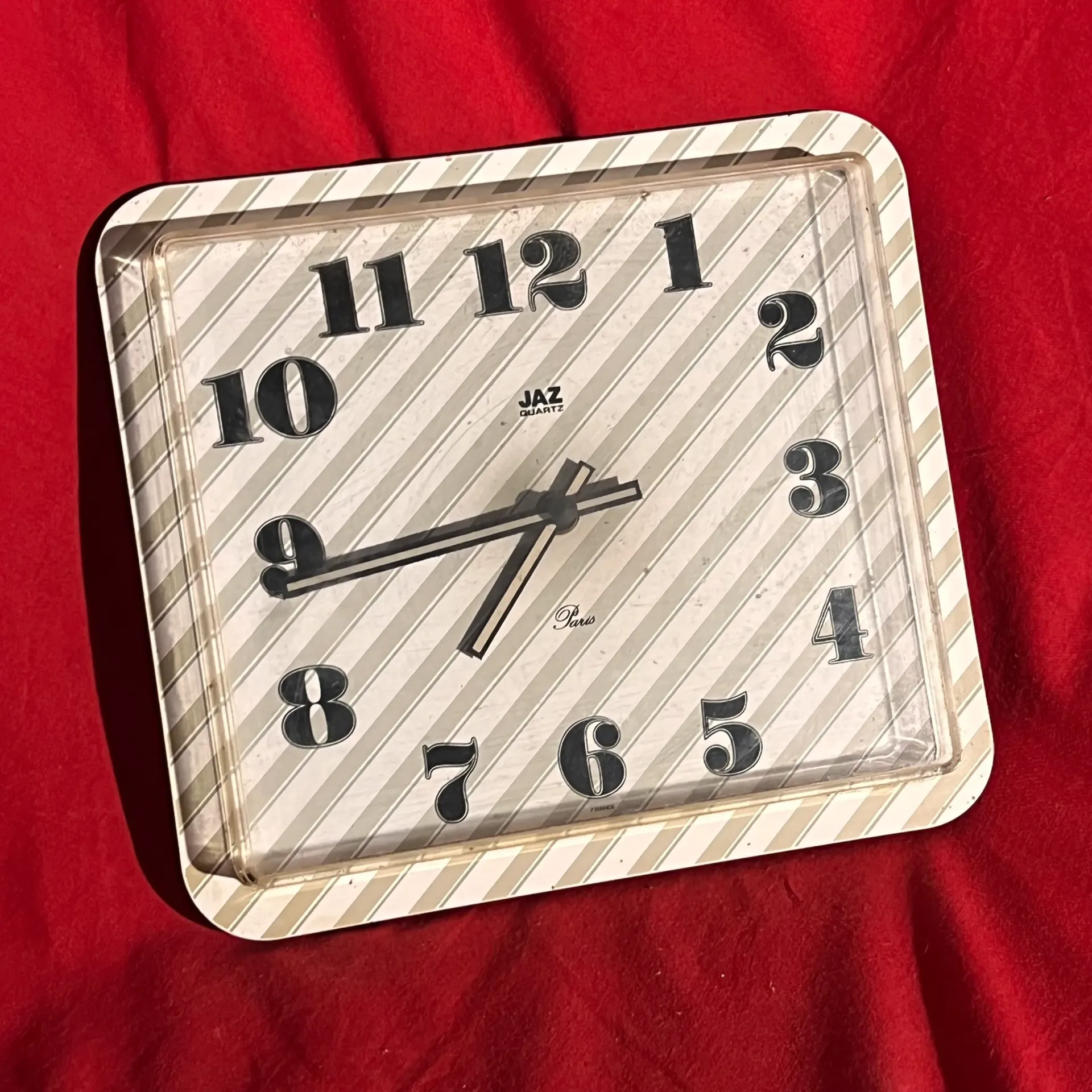 Horloge murale Jaz Quartz Paris rayée