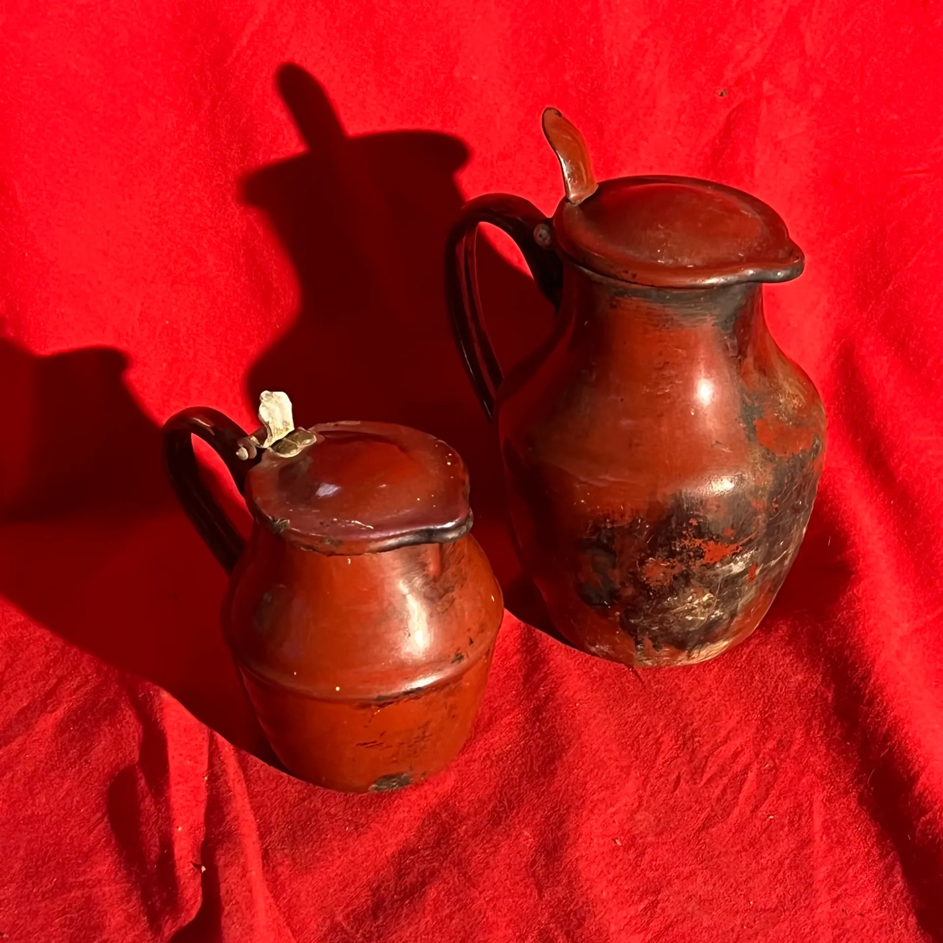 Lot de 2 carafes avec couvercle en fer emaillé