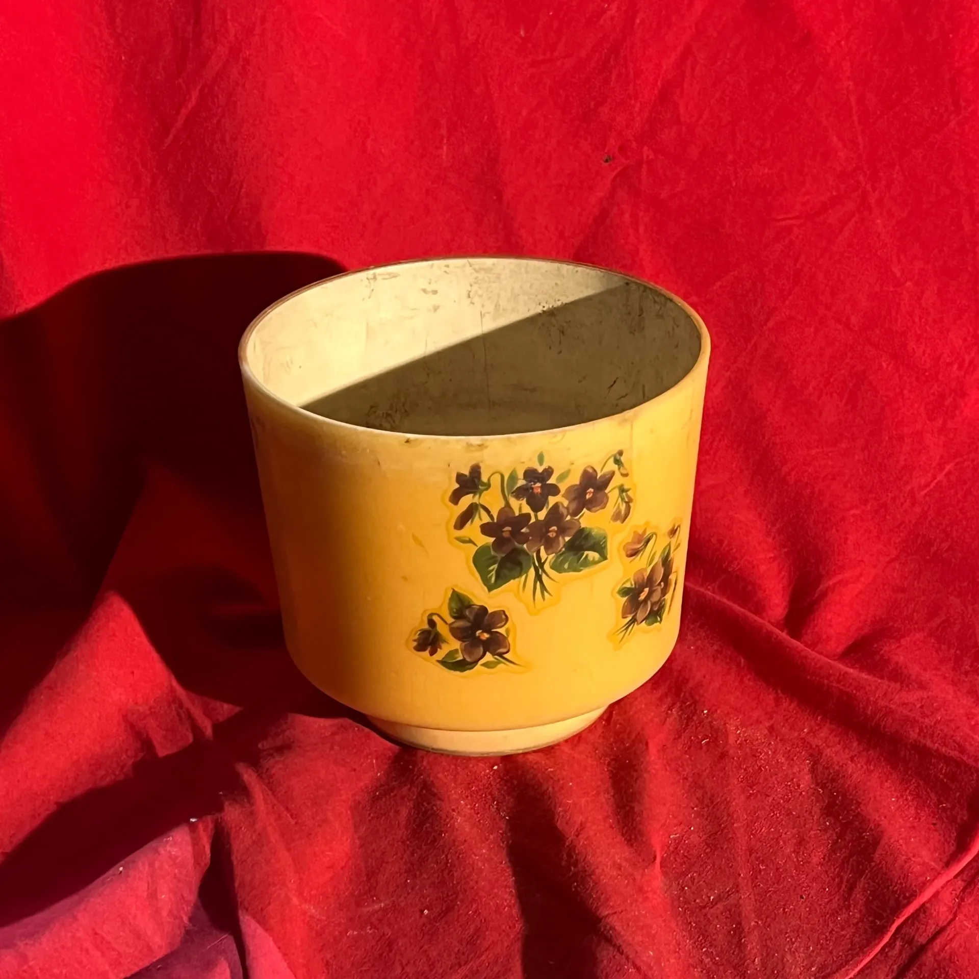 Cache pot jaune à fleur vintage en plastique (non percé)