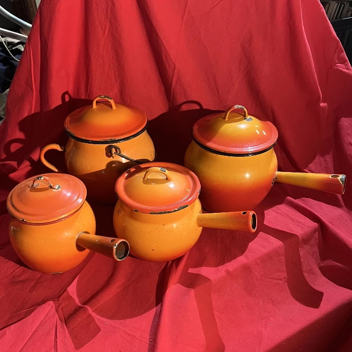Batterie de cuisine vintage émaillée orange / rouge
