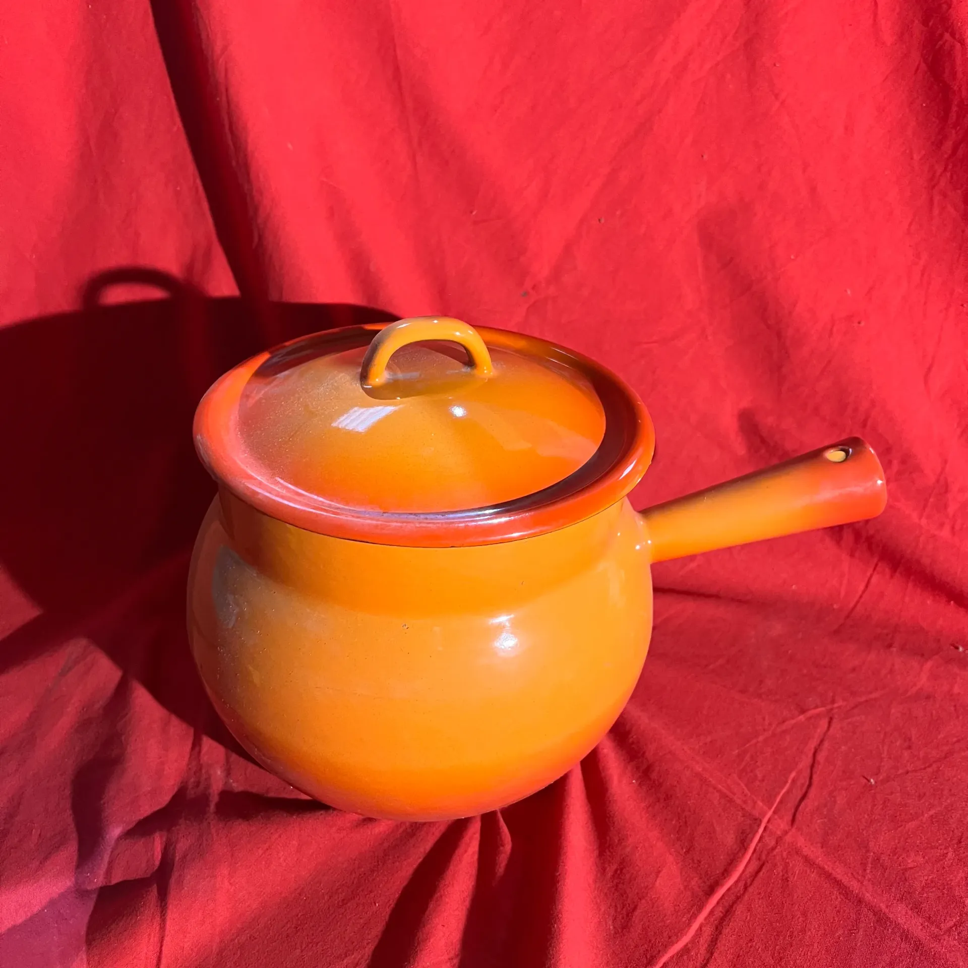 Casserole orange émaillée ancienne