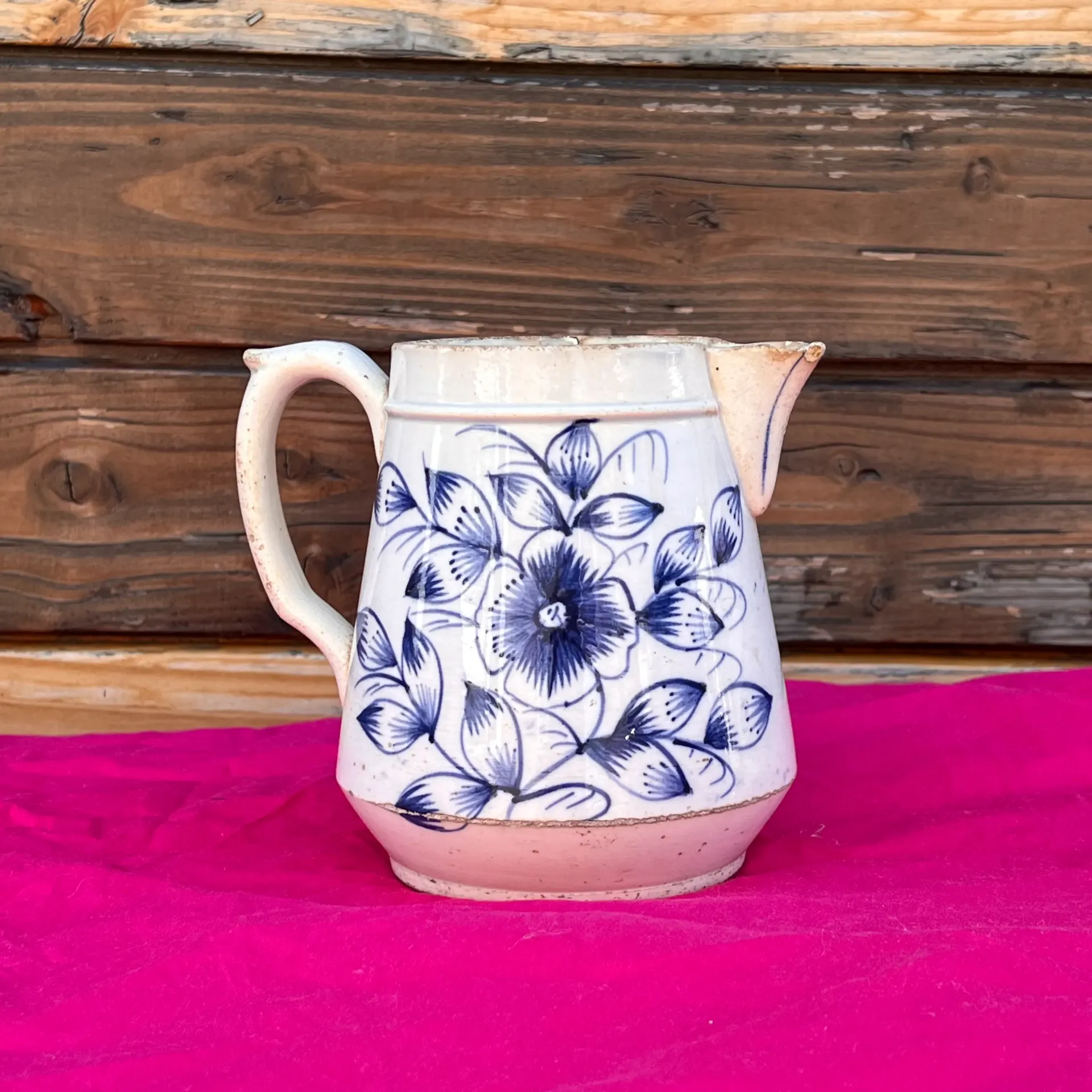 Jolie carafe blanche et bleu en faience Grigny (Rhône)