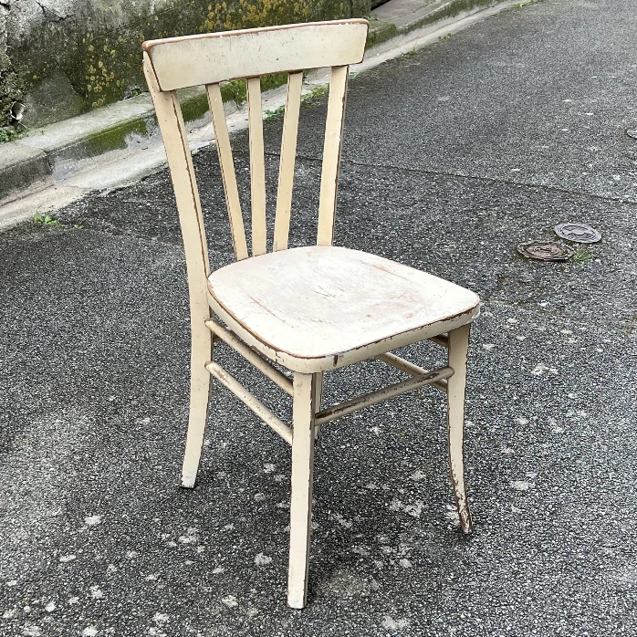 Chaise bois vintage blanche – style ancien patiné