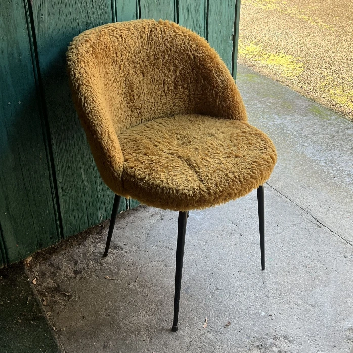 Chaise fauteuil velours / fourrure jaune moutarde design