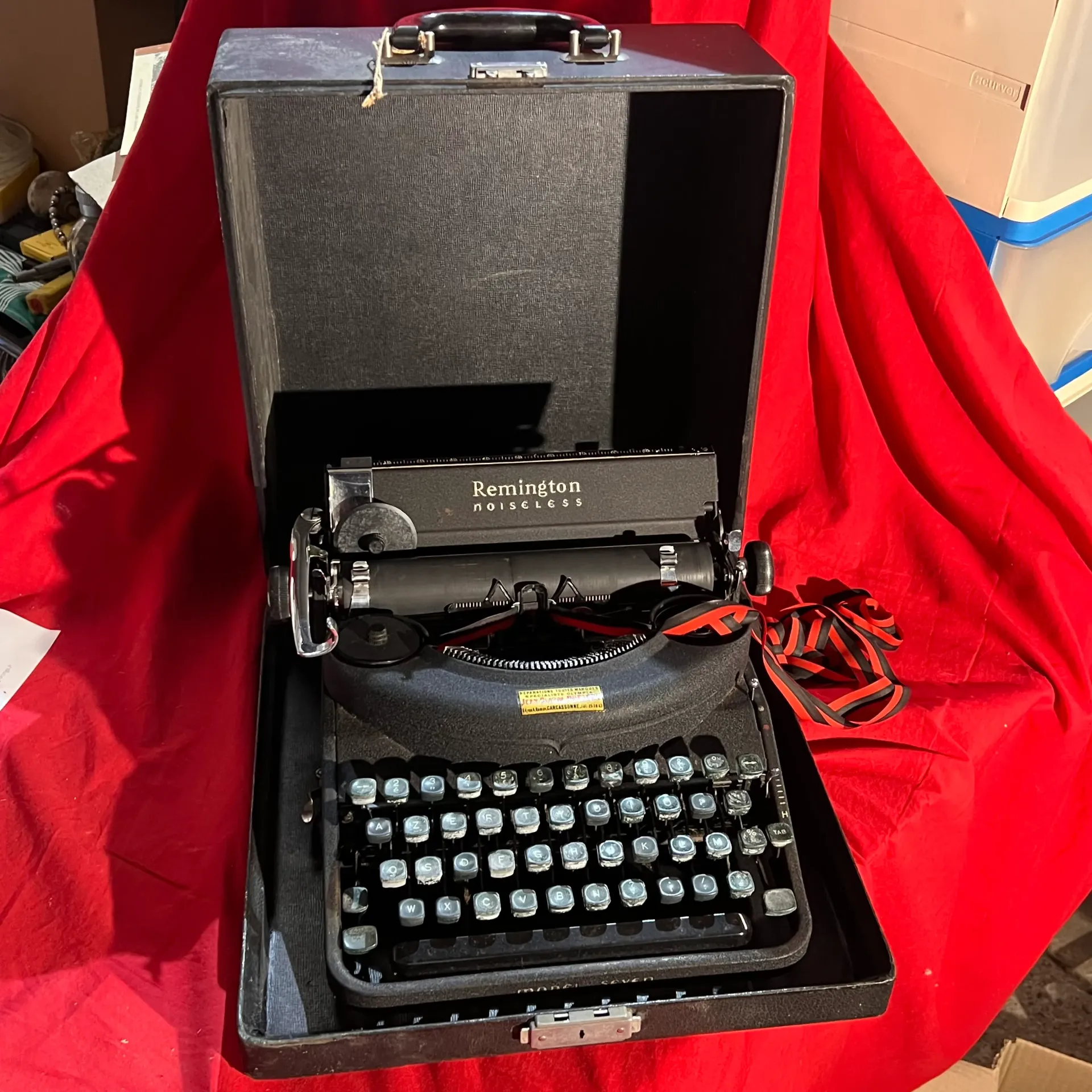 Machine à écrire portable Remington Noiseless avec valise