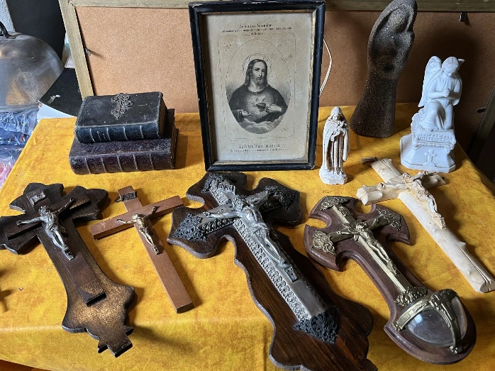 Lot objets religieux anciens – croix, statues, livres, cadre