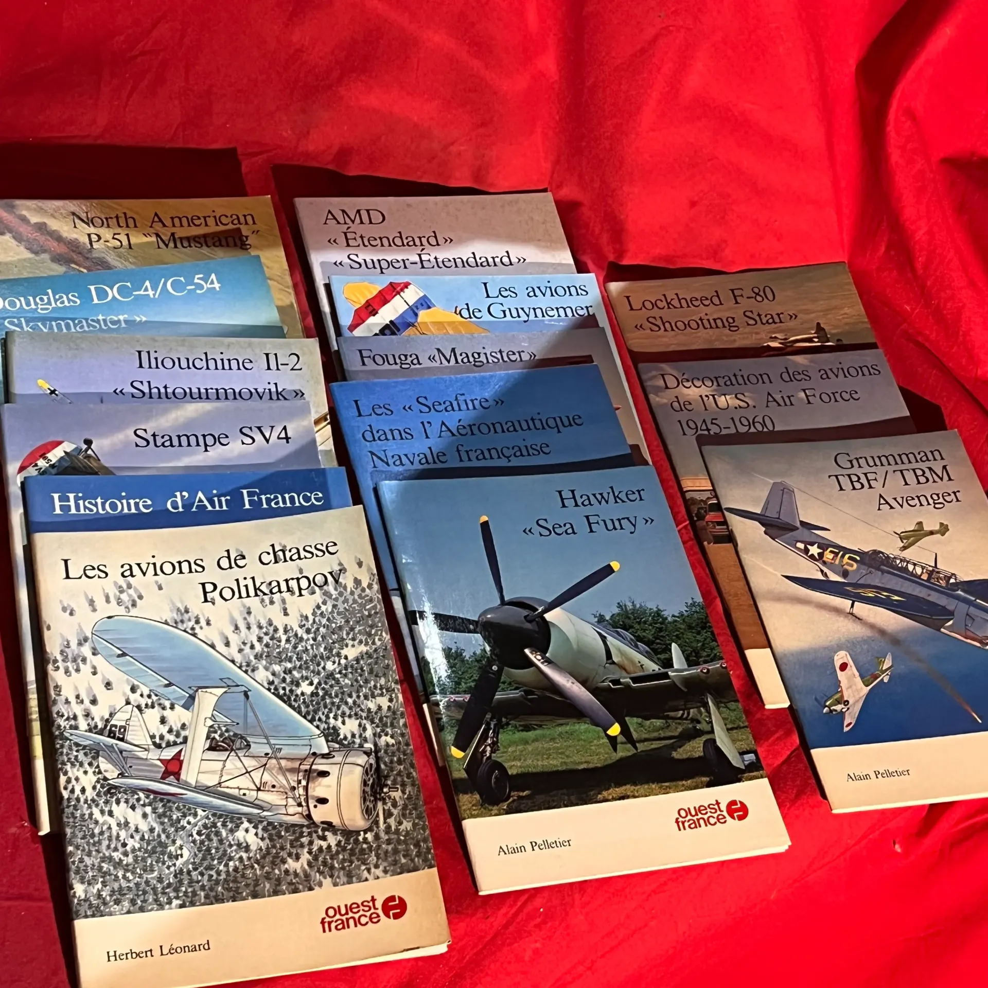 Lot de 14 livrets avions France Ouest (1980)