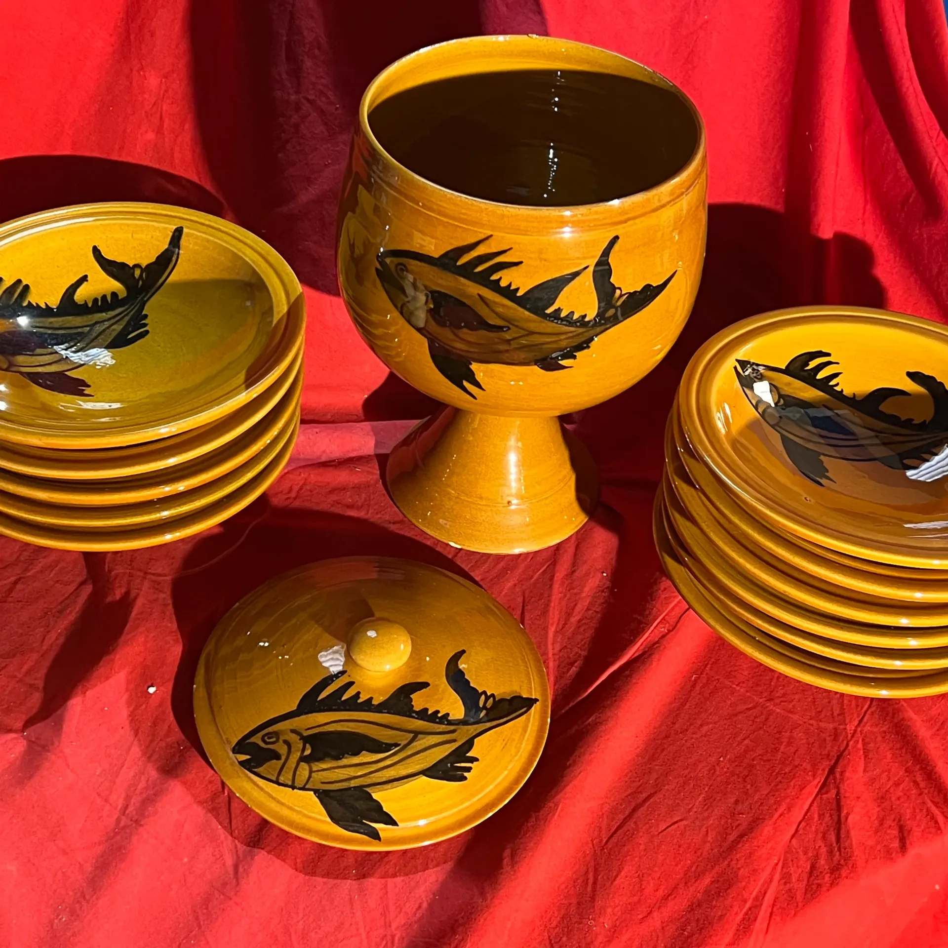 Lot 11 assiettes creuses et un pot avec couvercle