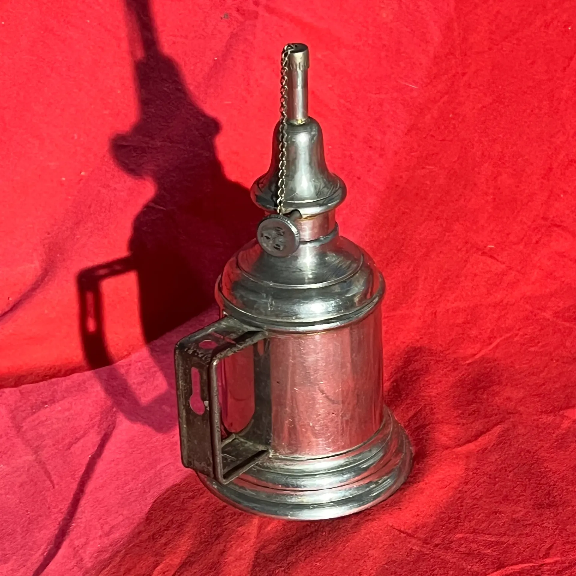 Lampe à huile marquage M T L