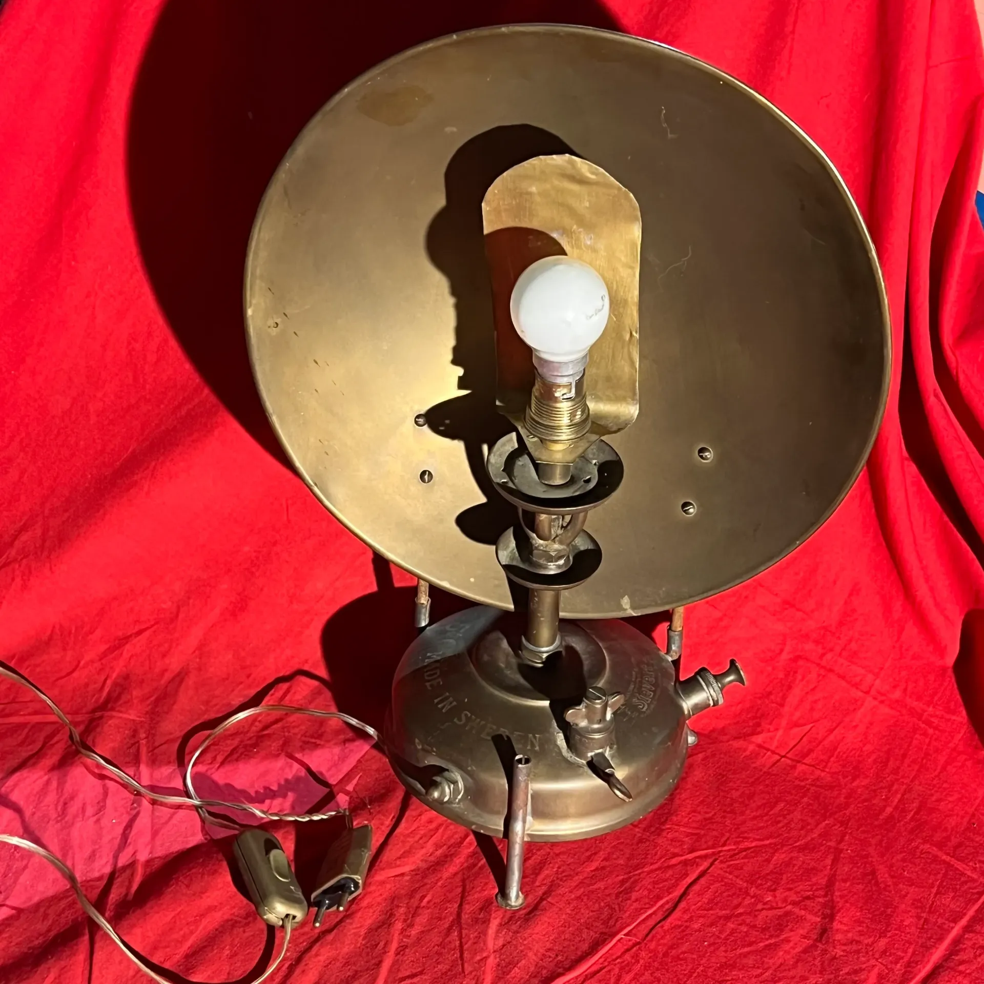 Belle lampe en laiton signée