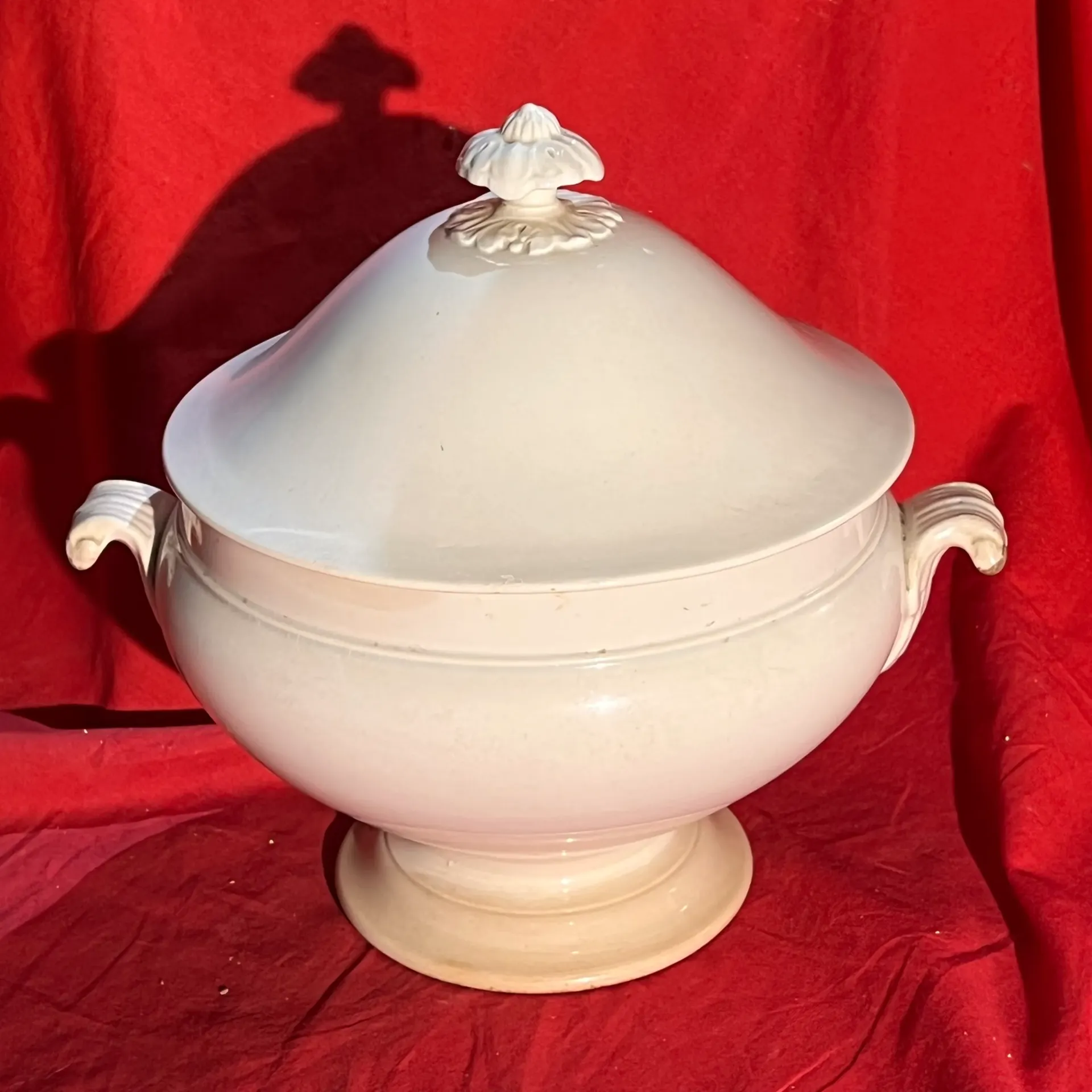 Soupière ancienne blanche avec couvercle Terre de Fer