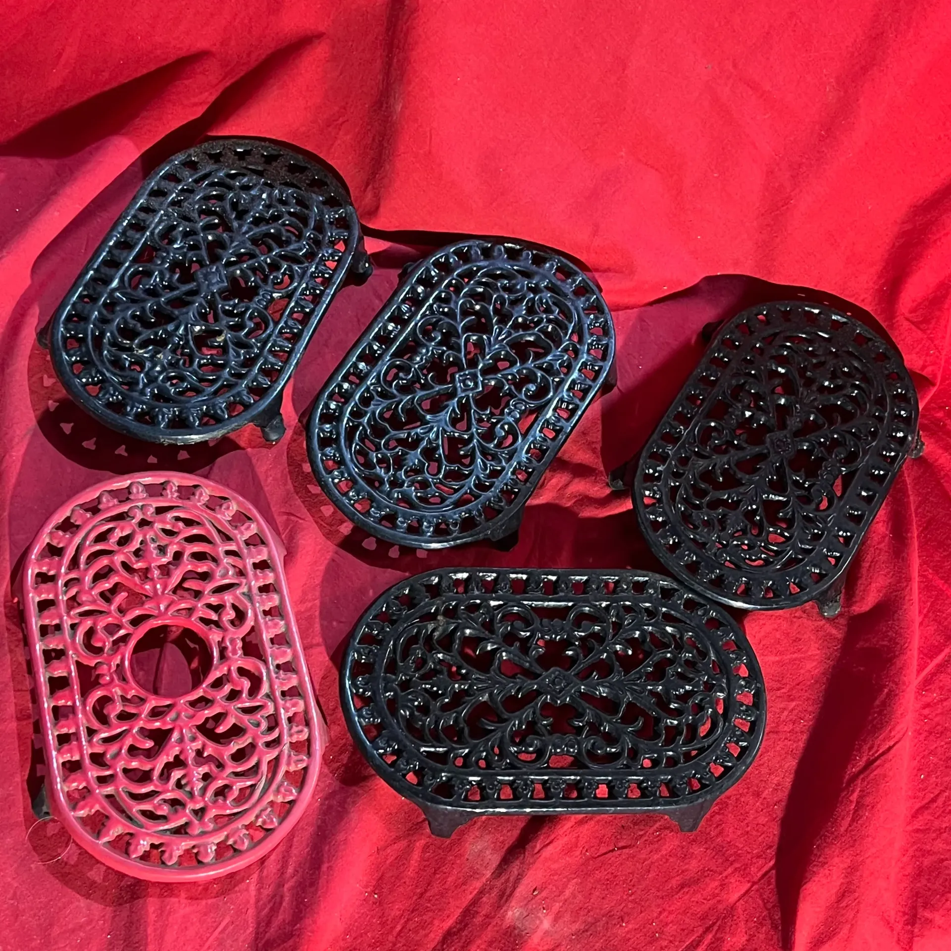 Lot de 5 sous-plat en fonte (noir et rouge)