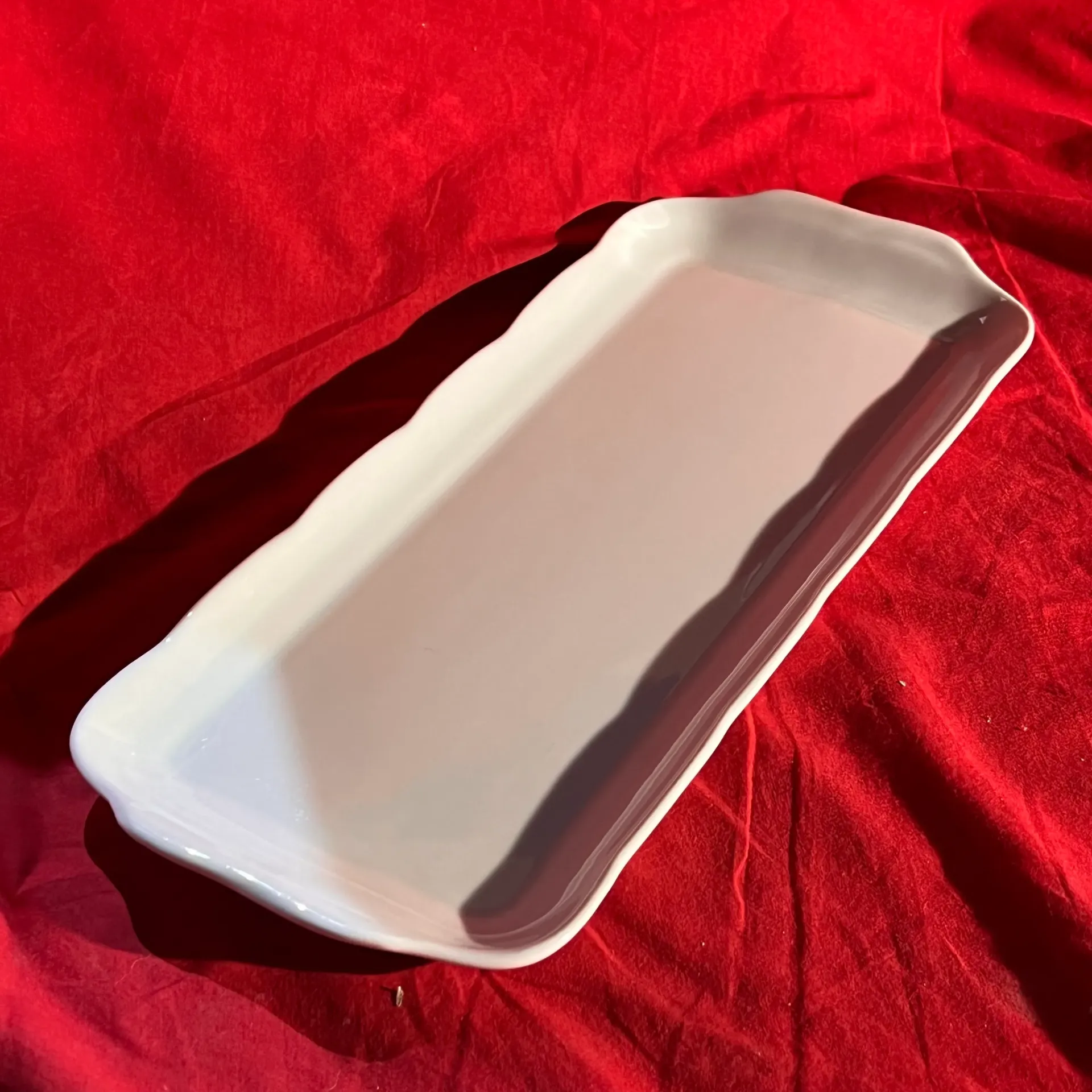 Joli plat de service rectangulaire blanc