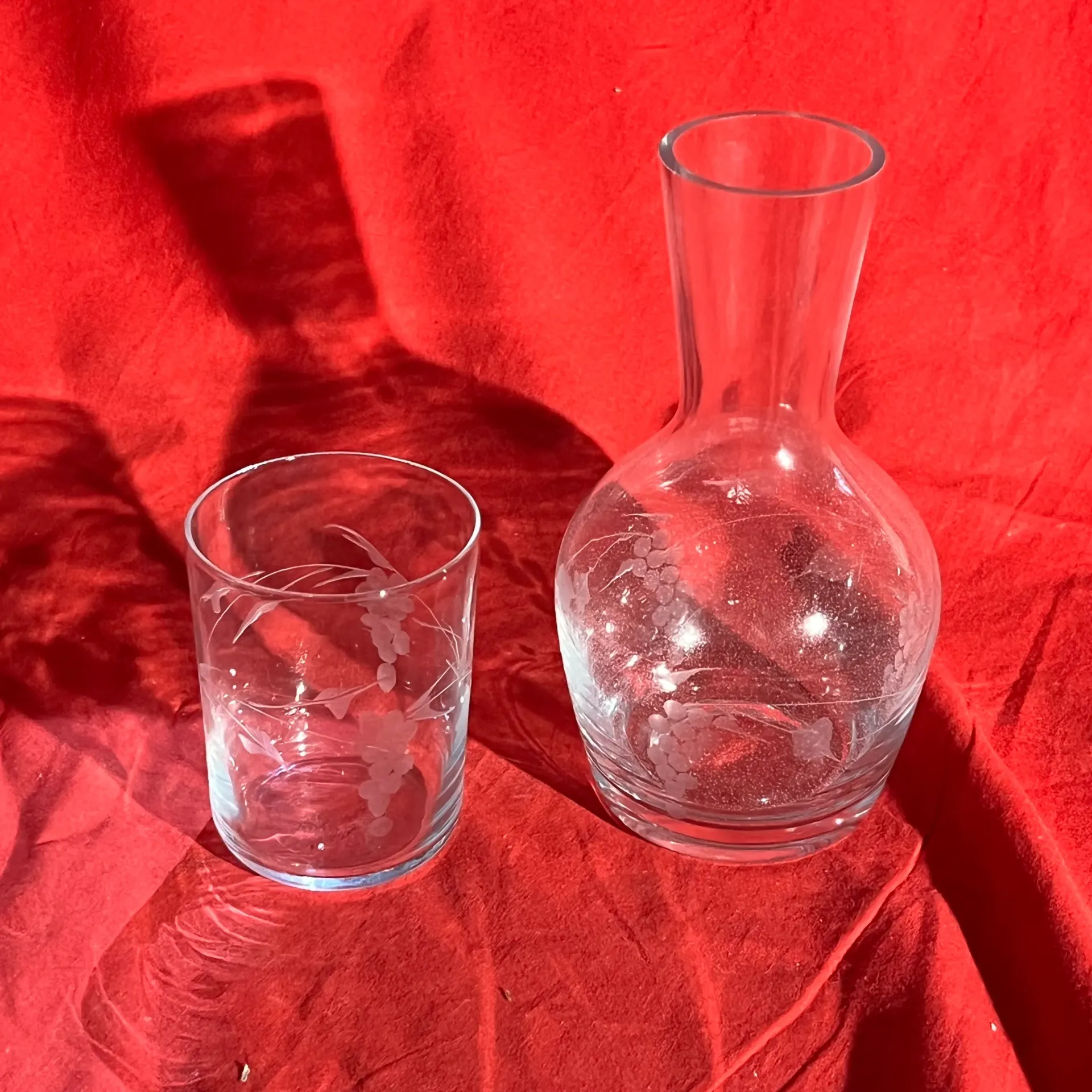 Carafe et verre, gravure motif raisin